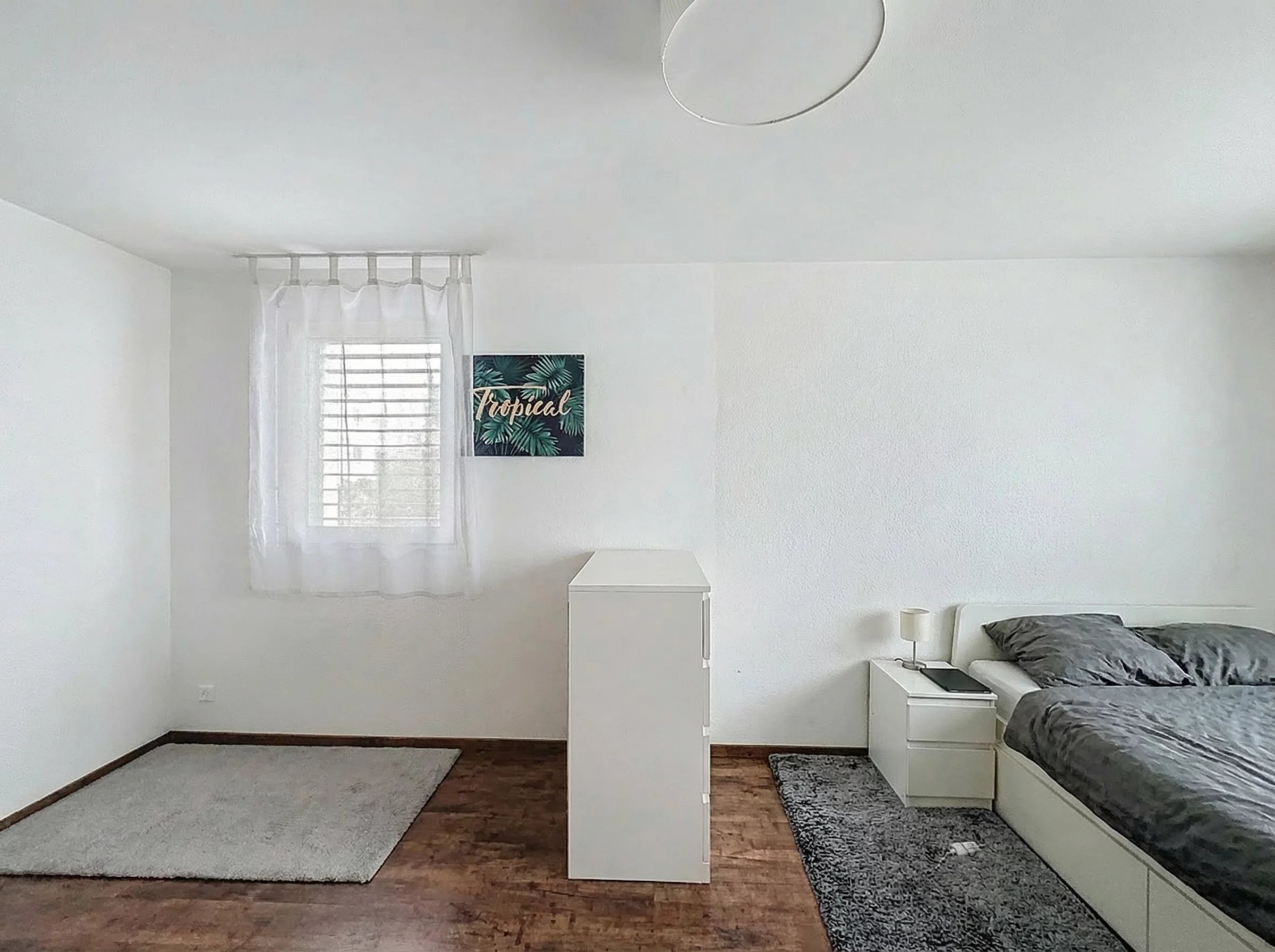 Helles Schlafzimmer mit einfacher Einrichtung