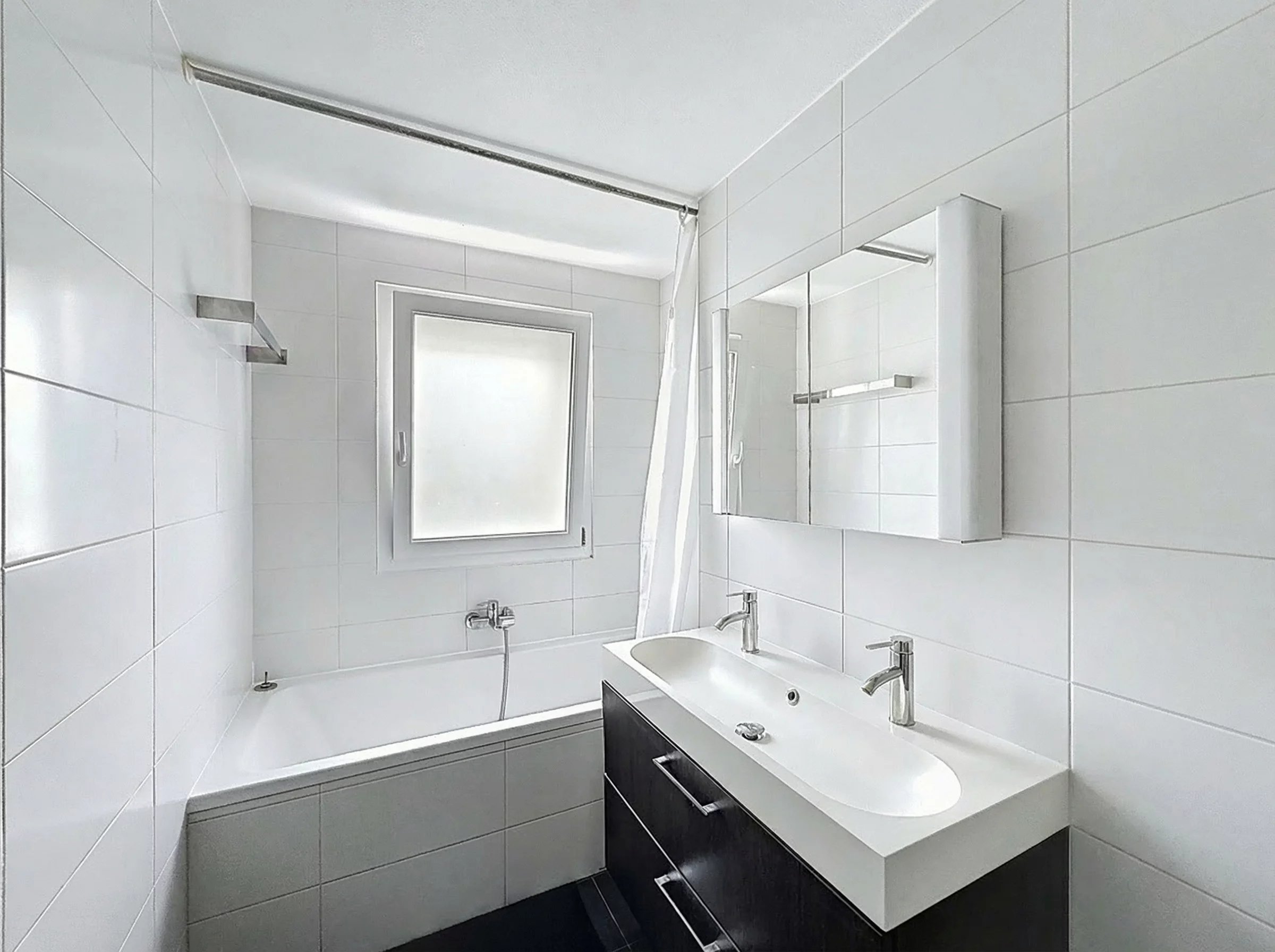 Modernes Badezimmer mit Badewanne und Waschtisch