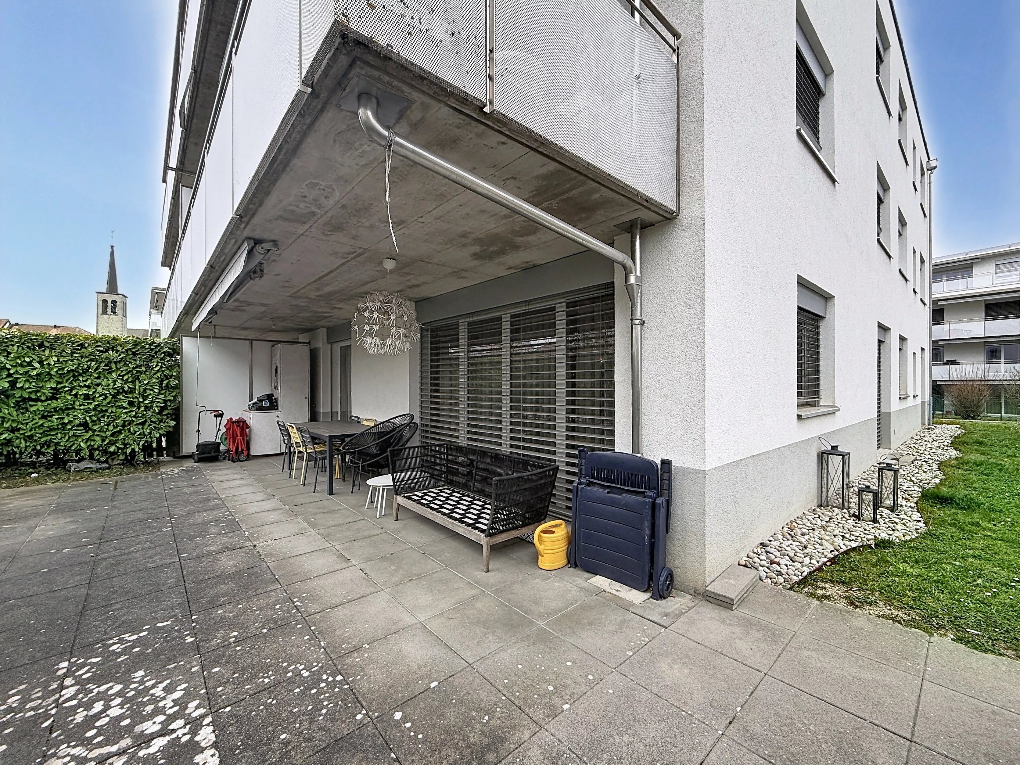 Terrasse mit angrenzender Fassadenansicht