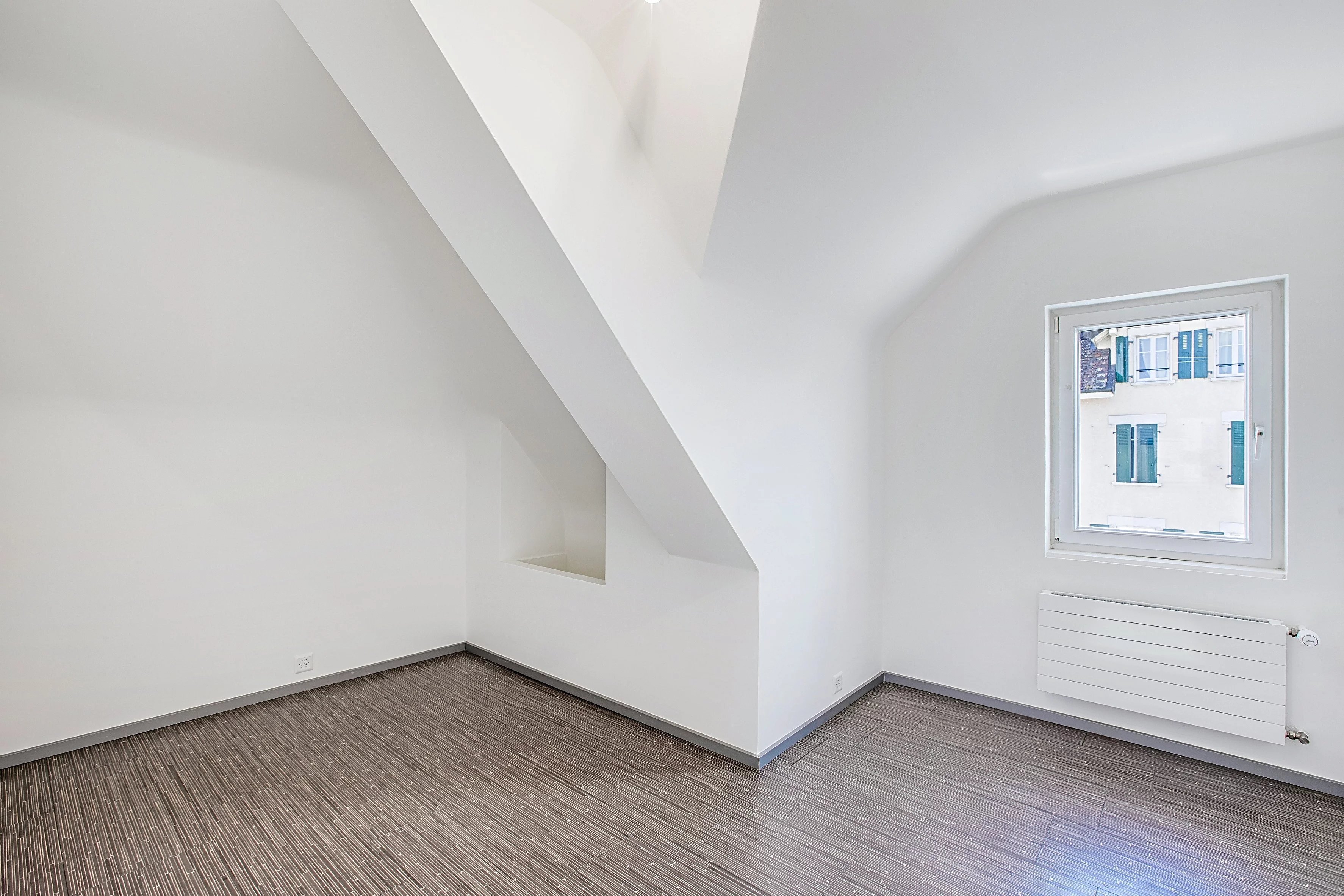 Leerer Dachgeschossraum mit Fenster