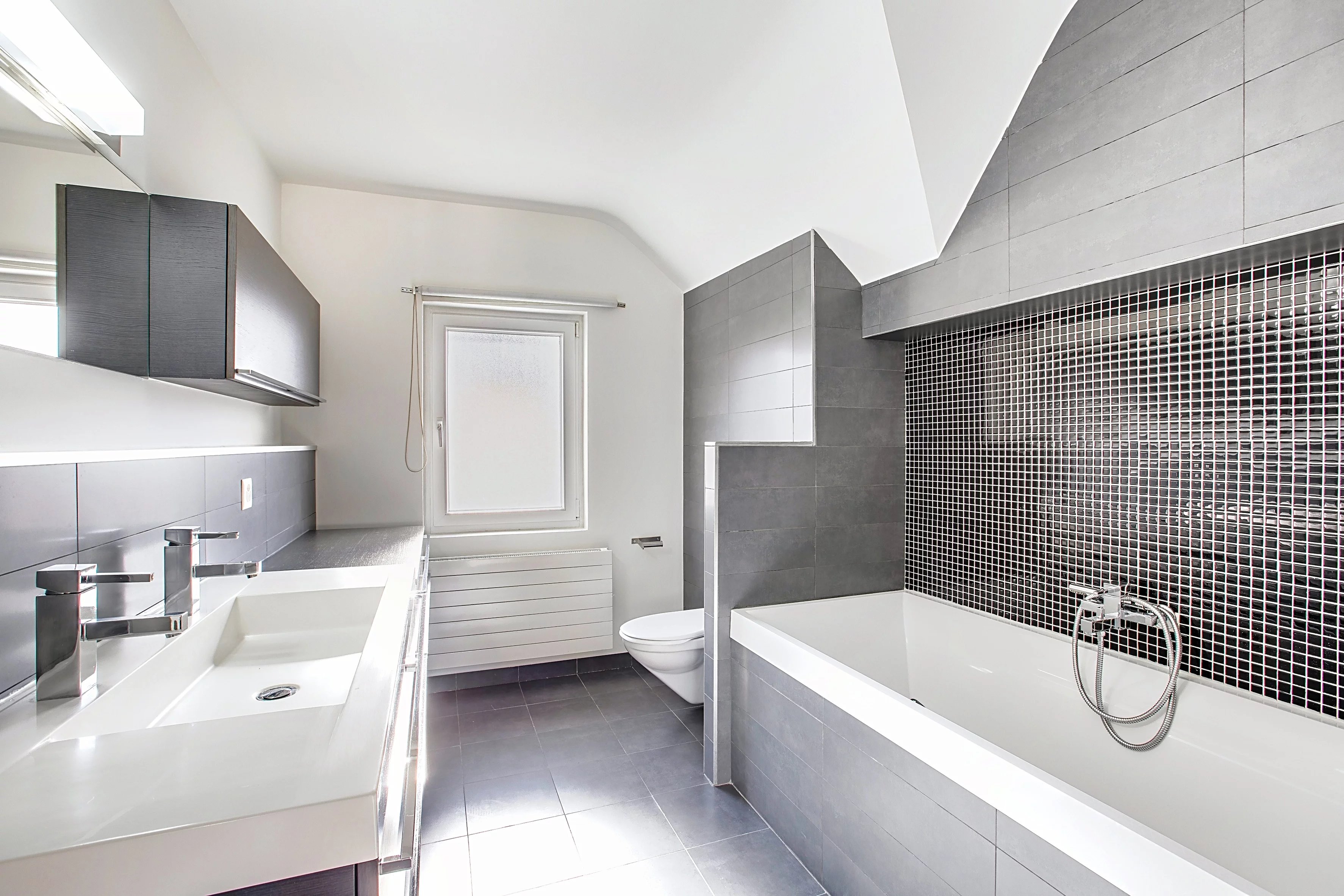 Modernes Badezimmer mit Badewanne und Doppelwaschbecken