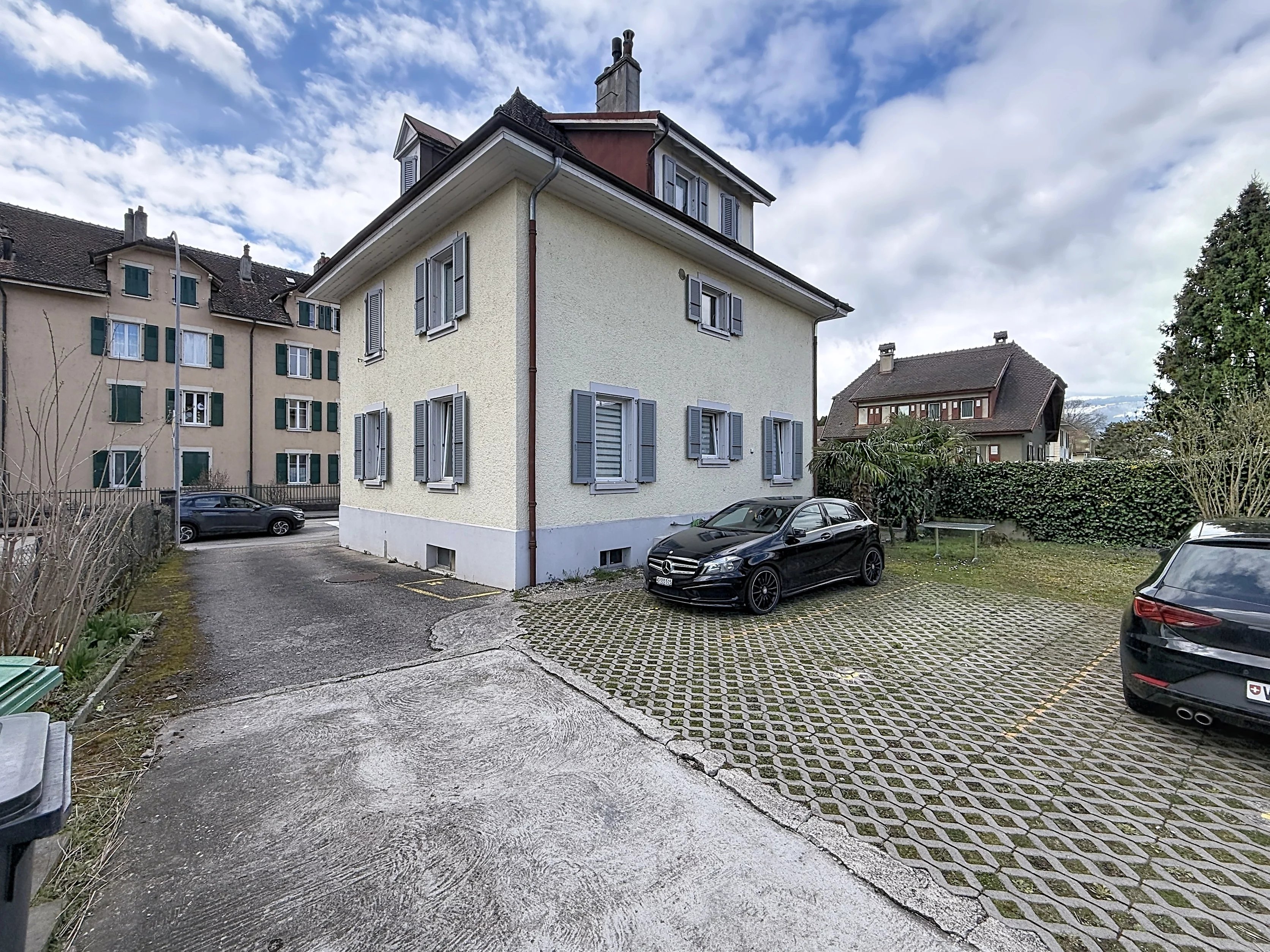 Wohnhaus mit Hof und Parkfläche