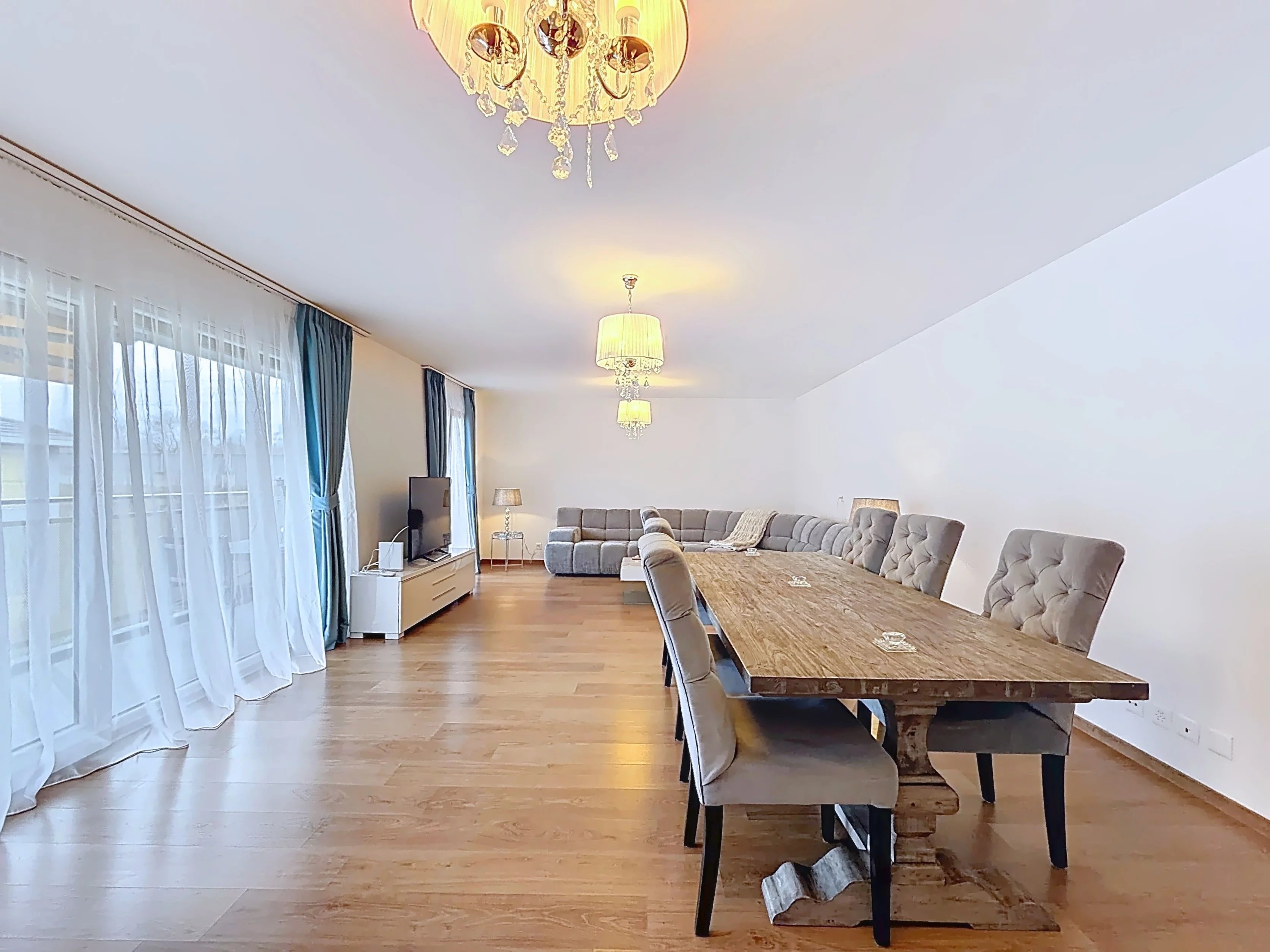 Helles Wohn-Esszimmer mit langem Tisch