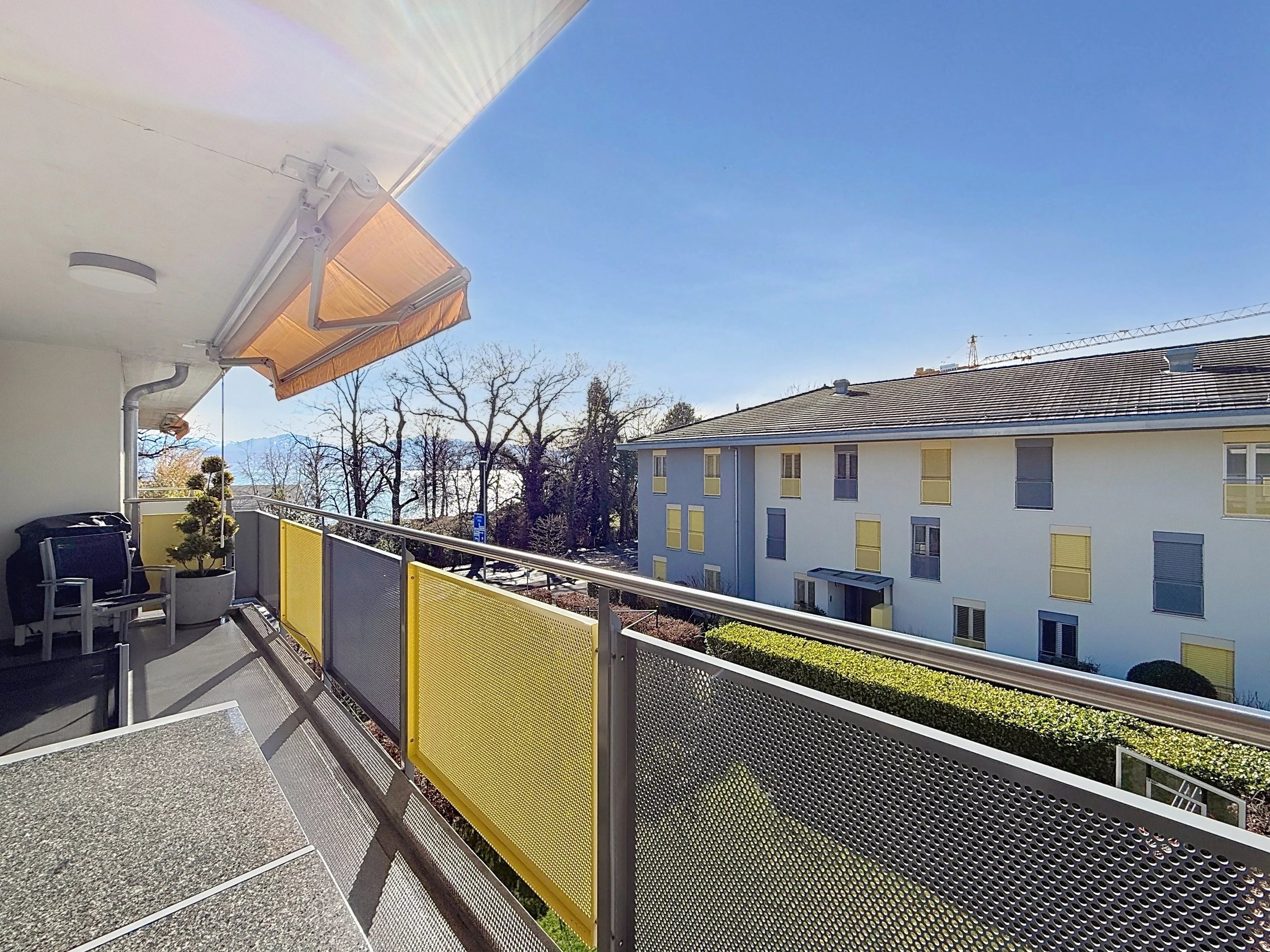 Balkon mit Blick auf Wohnanlage und See