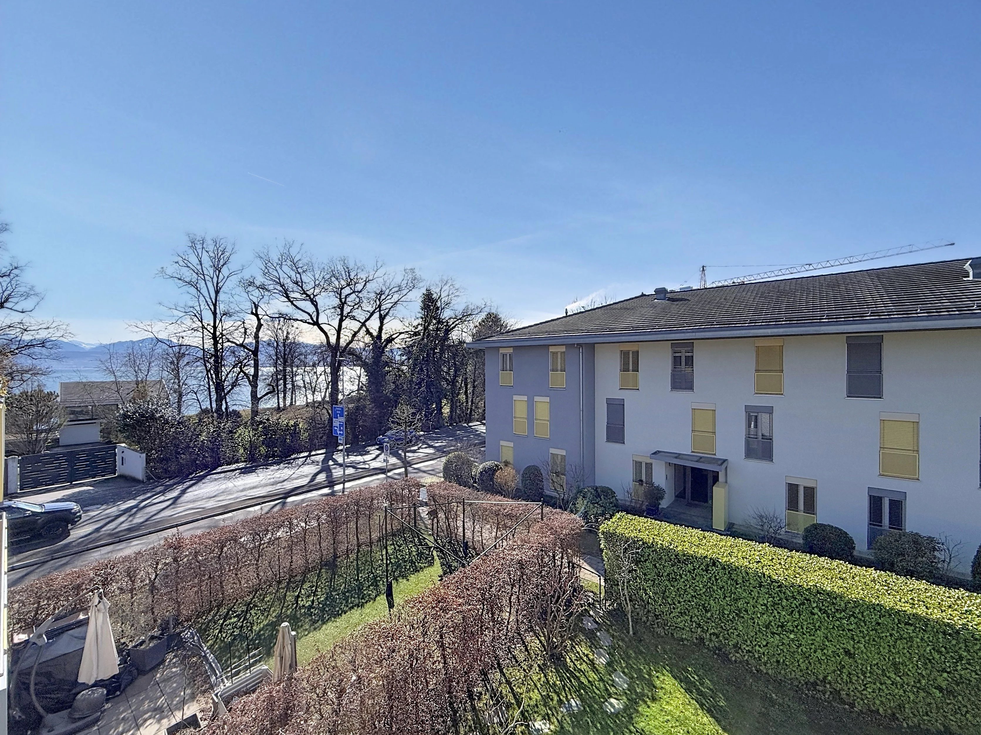 See mit Mehrfamilienhaus und Seeblick