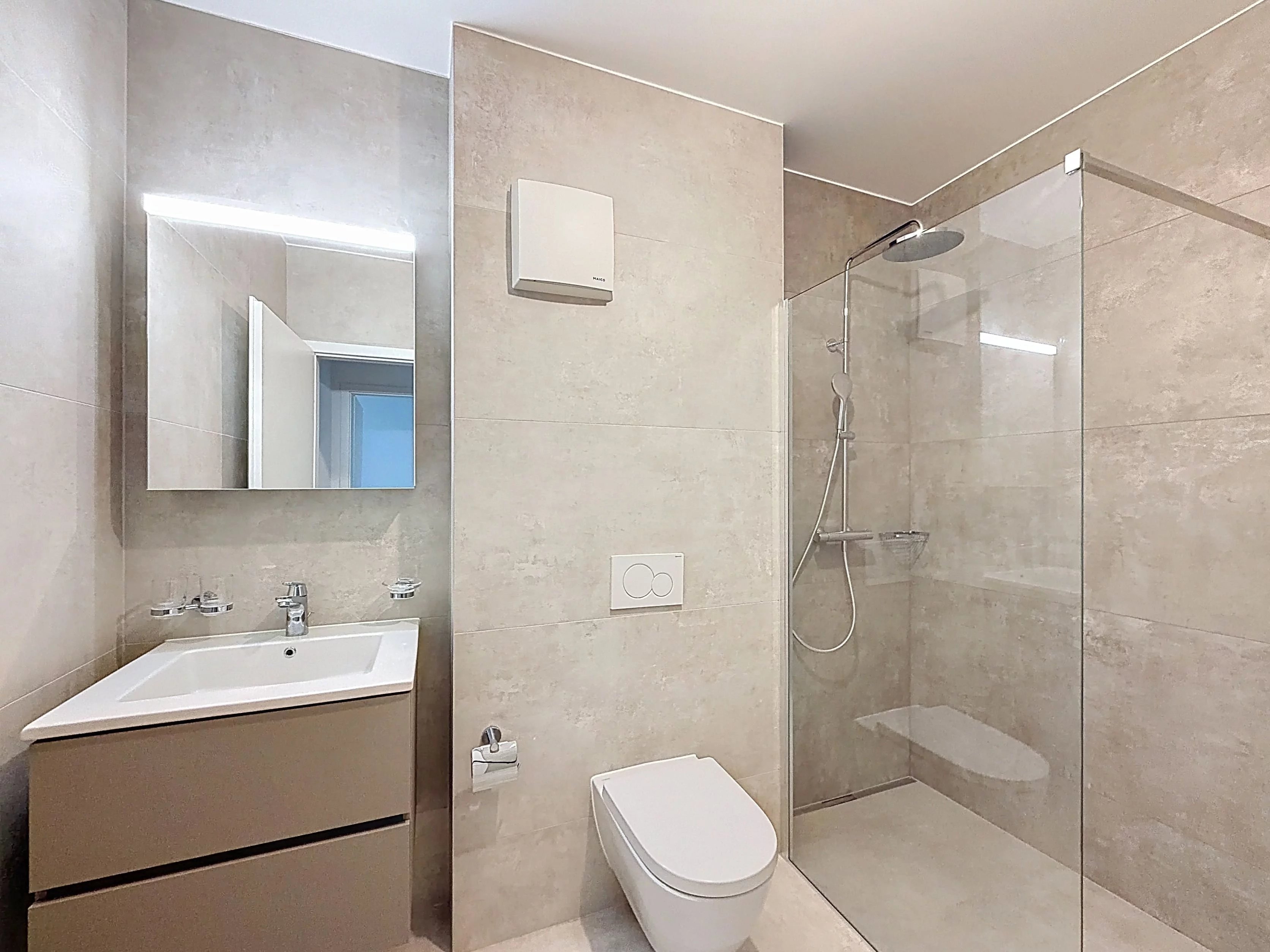 Modernes Bad mit Dusche und wandhängendem WC