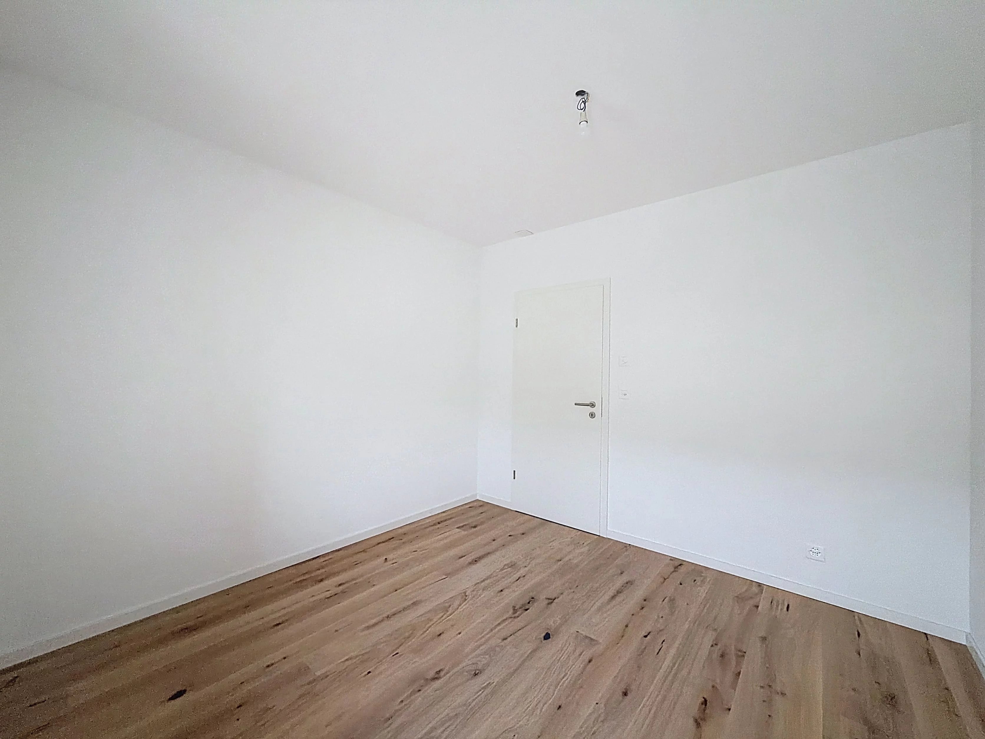 Leerer weißer Raum mit Holzboden