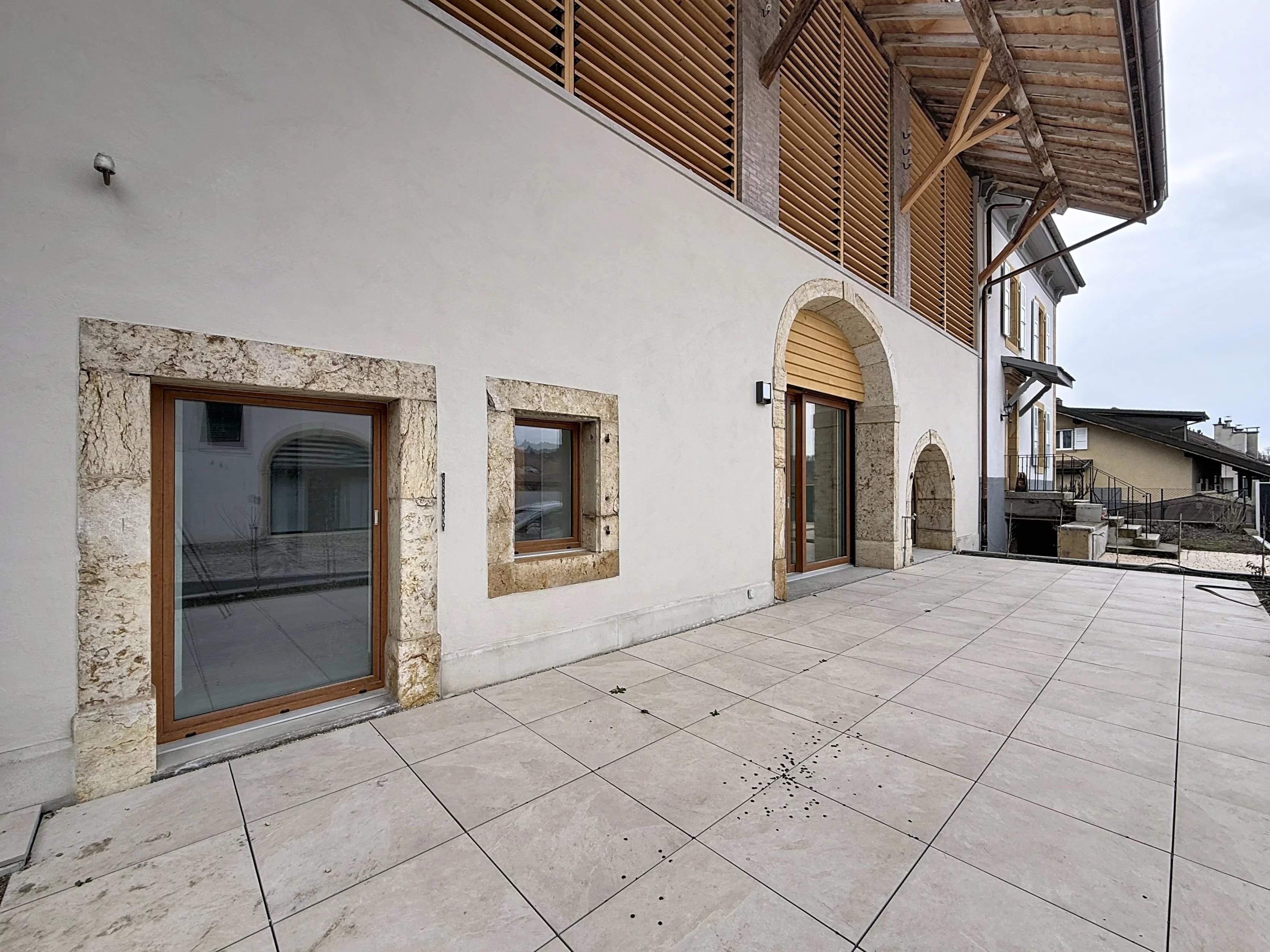 Außenansicht einer Terrasse mit historischer Fassadenoptik