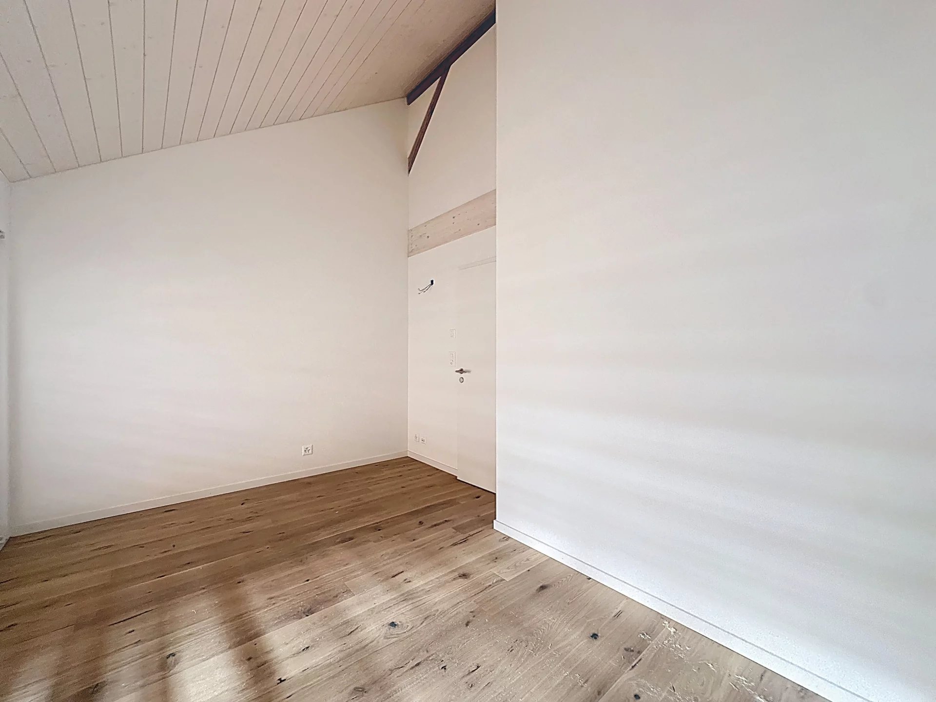 Leerer Dachraum mit Holzfußboden