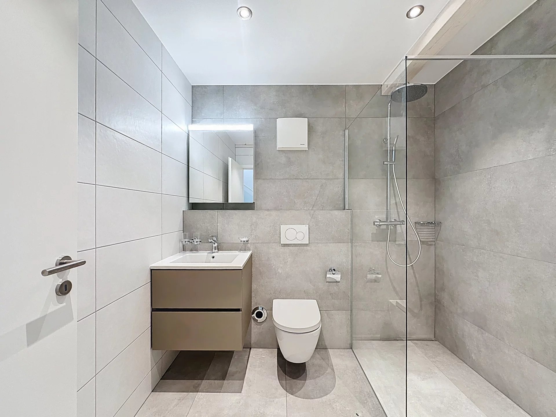 Modernes Badezimmer mit Walk-in-Dusche