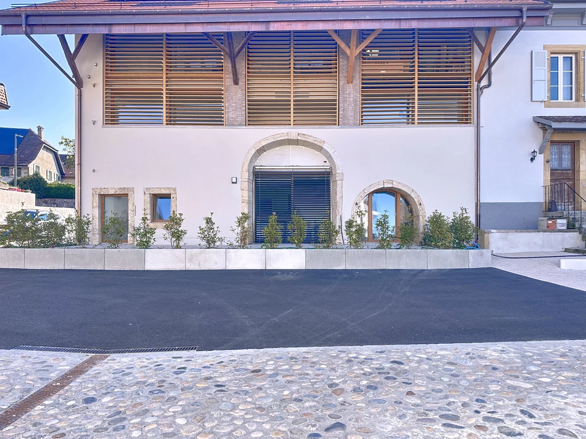 Modernes Wohnhaus mit Holzlamellen und Natursteinakzenten