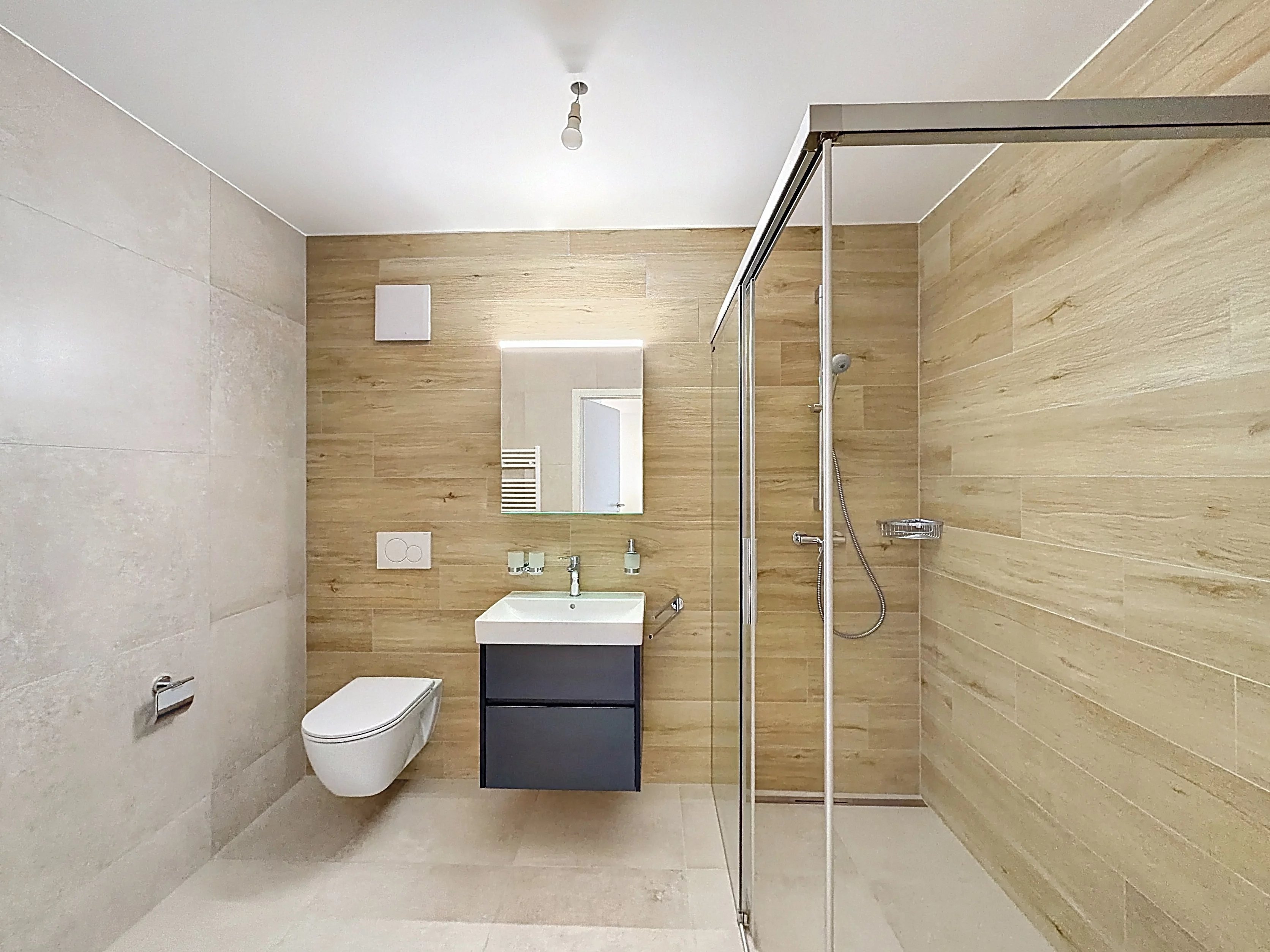 Modernes Badezimmer mit Walk-in-Dusche und hängendem WC