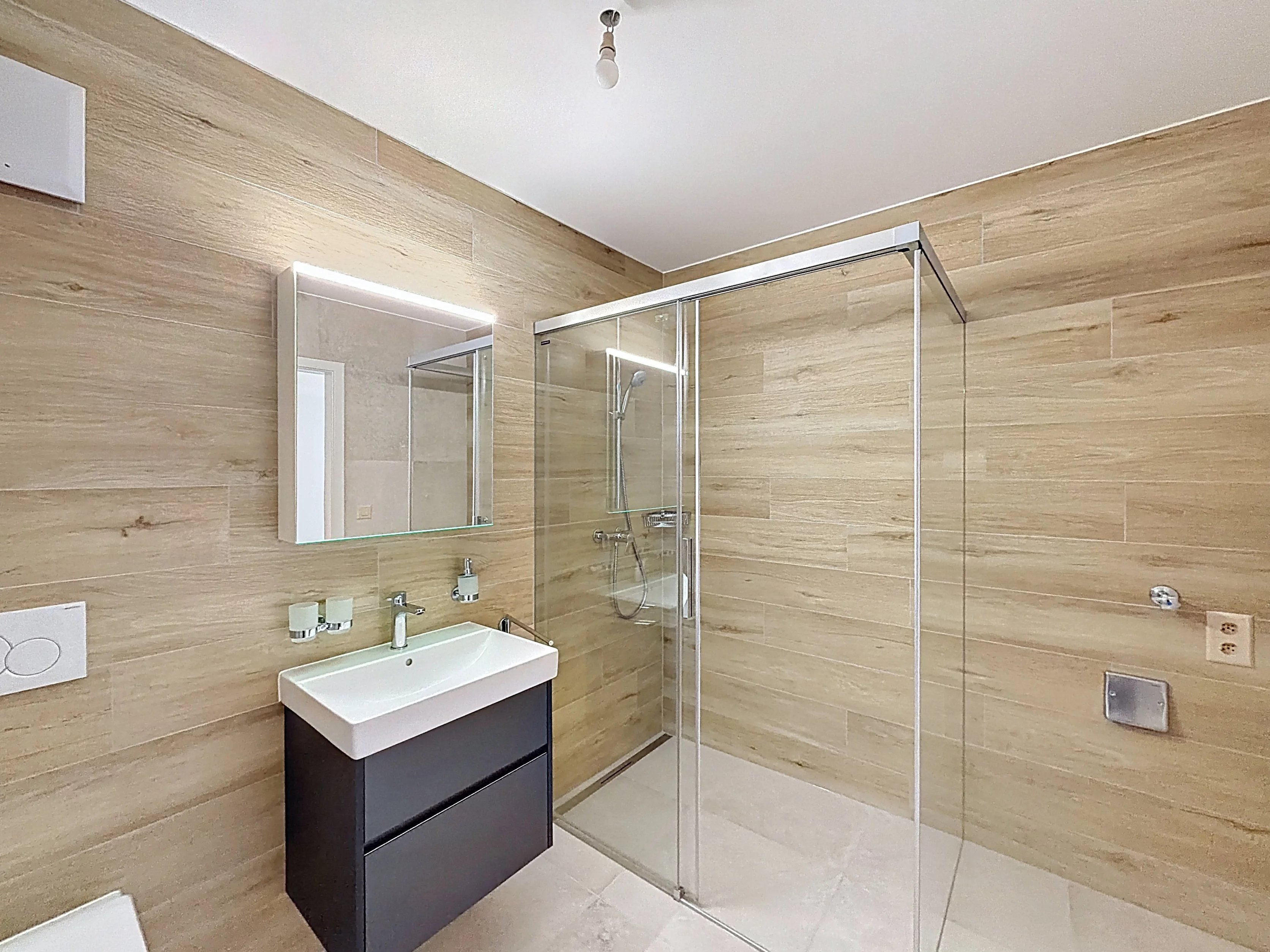 Modernes Badezimmer mit begehbarer Dusche