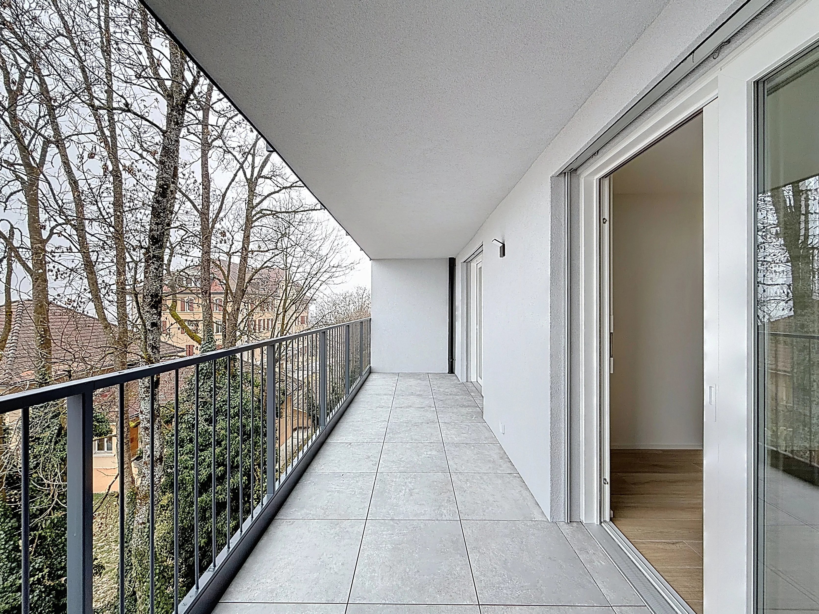 Moderner Balkon mit Blick ins Grüne