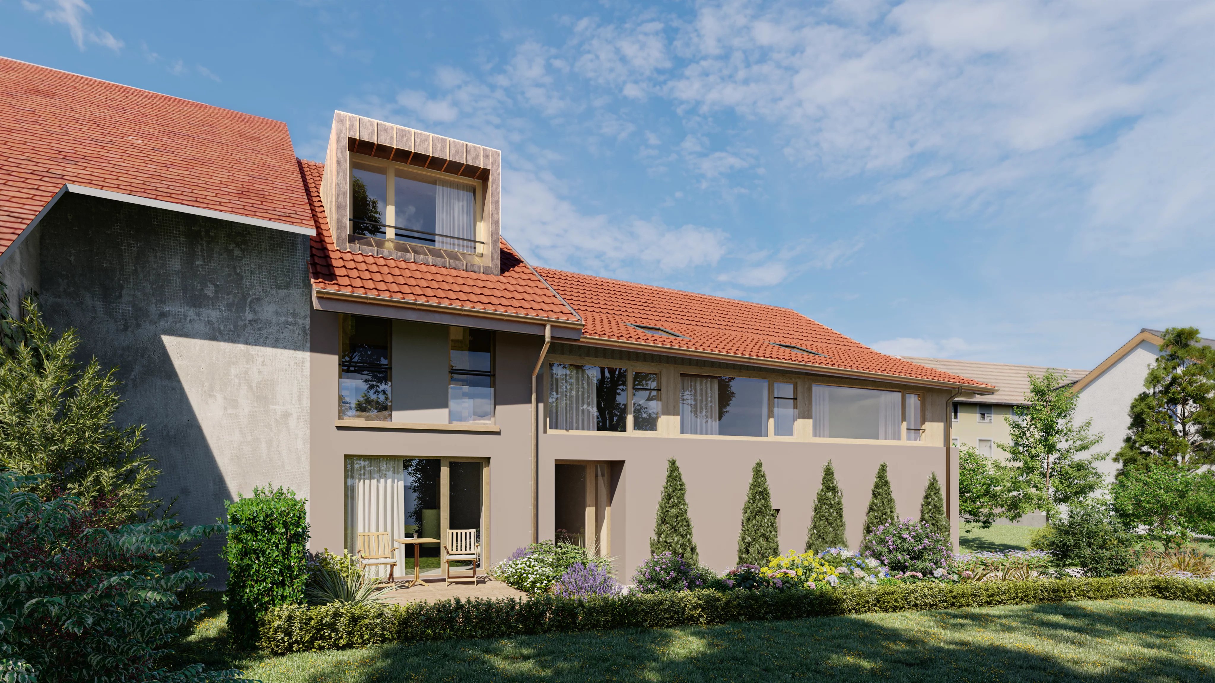 Helles Einfamilienhaus mit rotem Satteldach und Garten