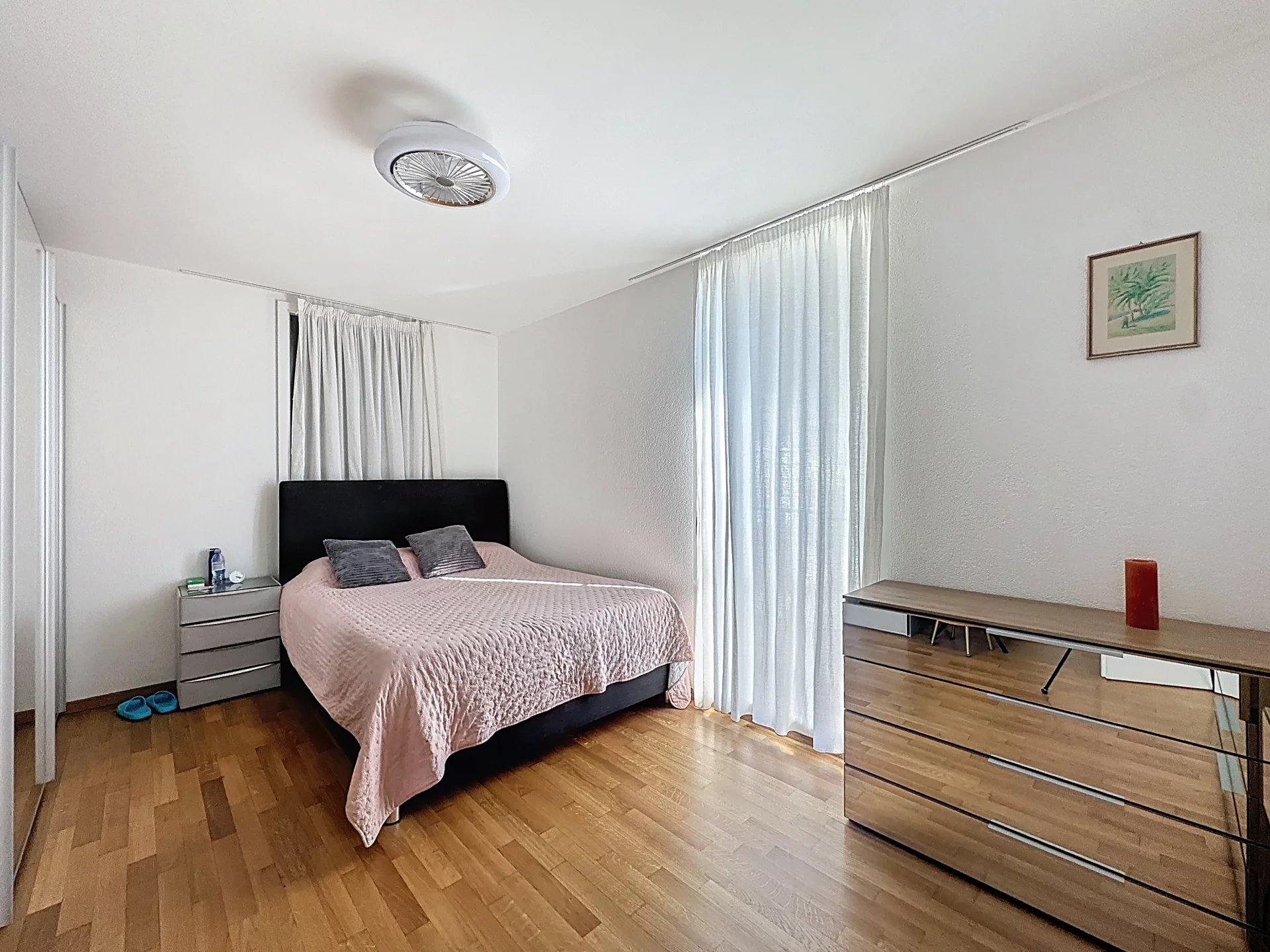 Schlafzimmer mit Holzfußboden und Tageslicht