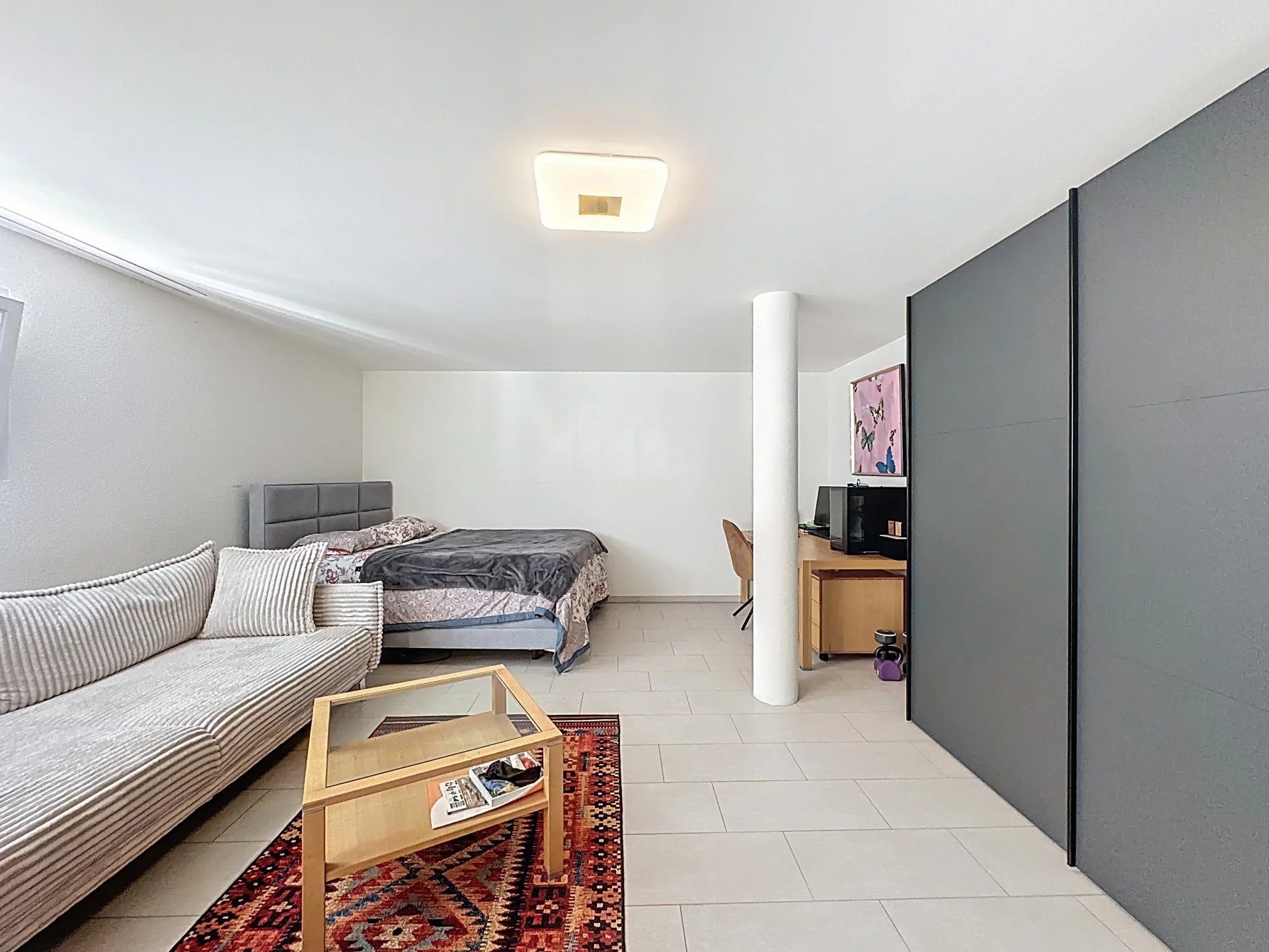 Schlafzimmer mit Wohn- und Arbeitsbereich