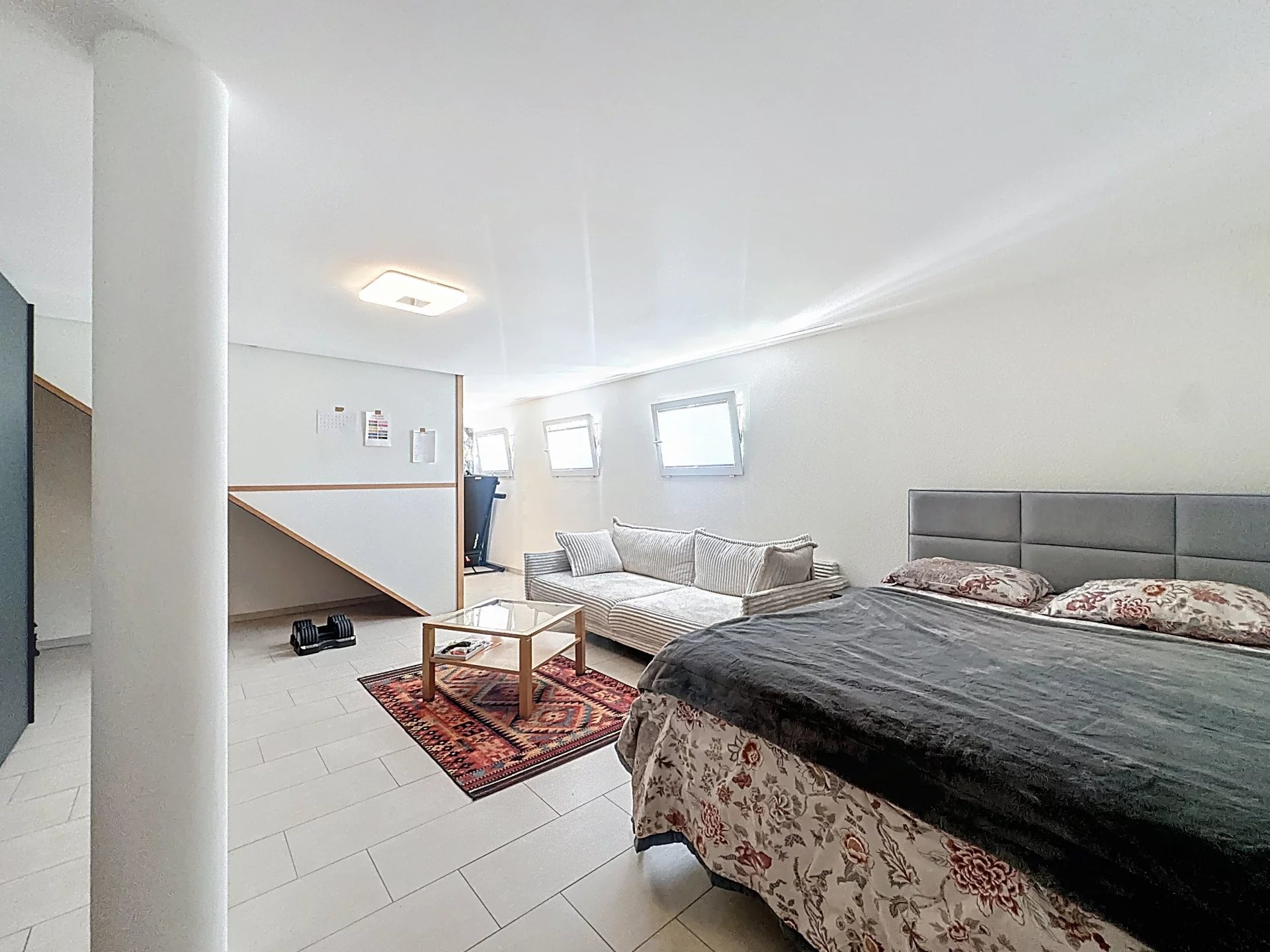 Helles Schlafzimmer mit Sitzbereich