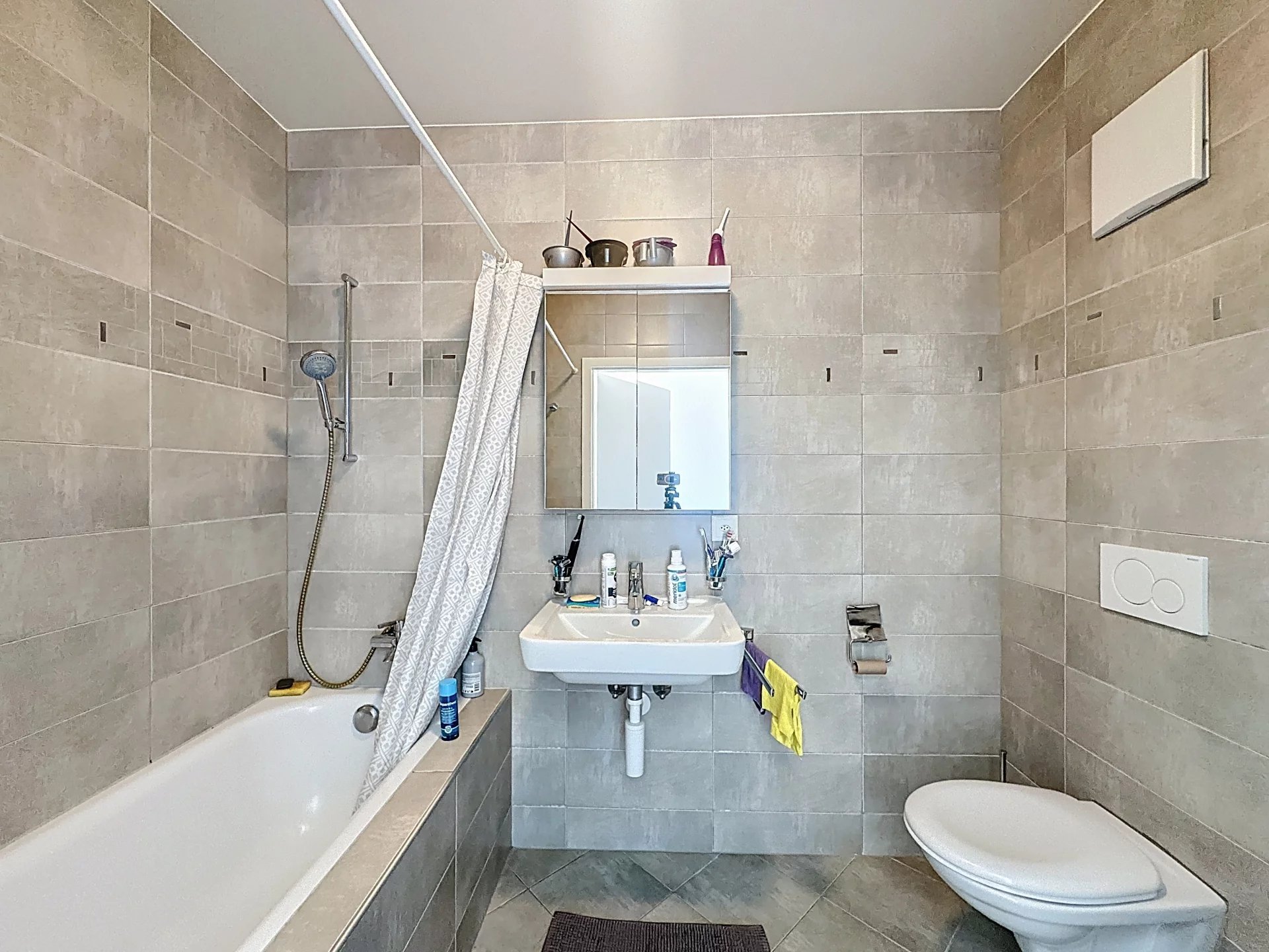 Modernes Badezimmer mit Wanne, Dusche, Waschtisch und WC