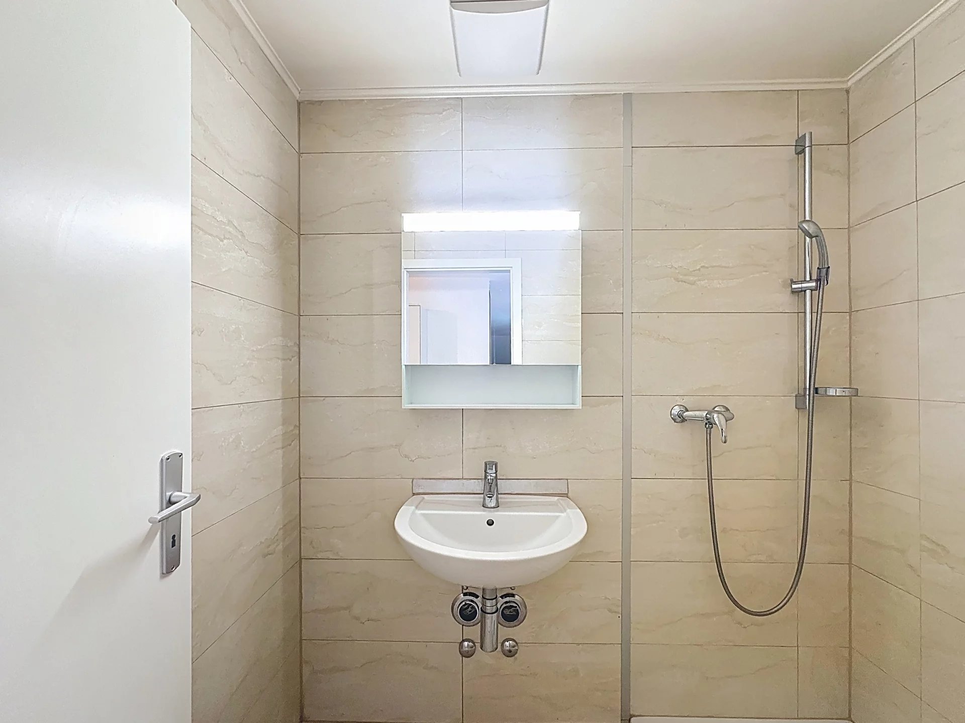 Modernes Badezimmer mit Dusche und Waschbecken