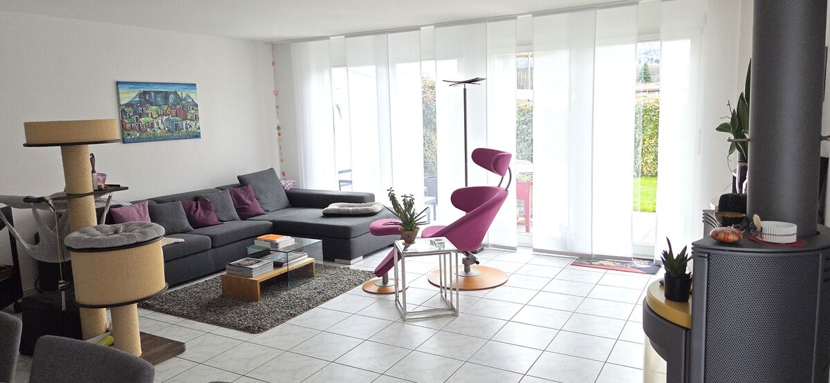 Modernes, helles Wohnzimmer mit großer Fensterfront