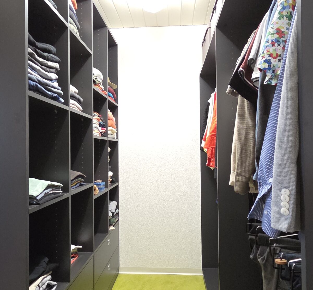 Ankleidezimmer mit Regalsystem