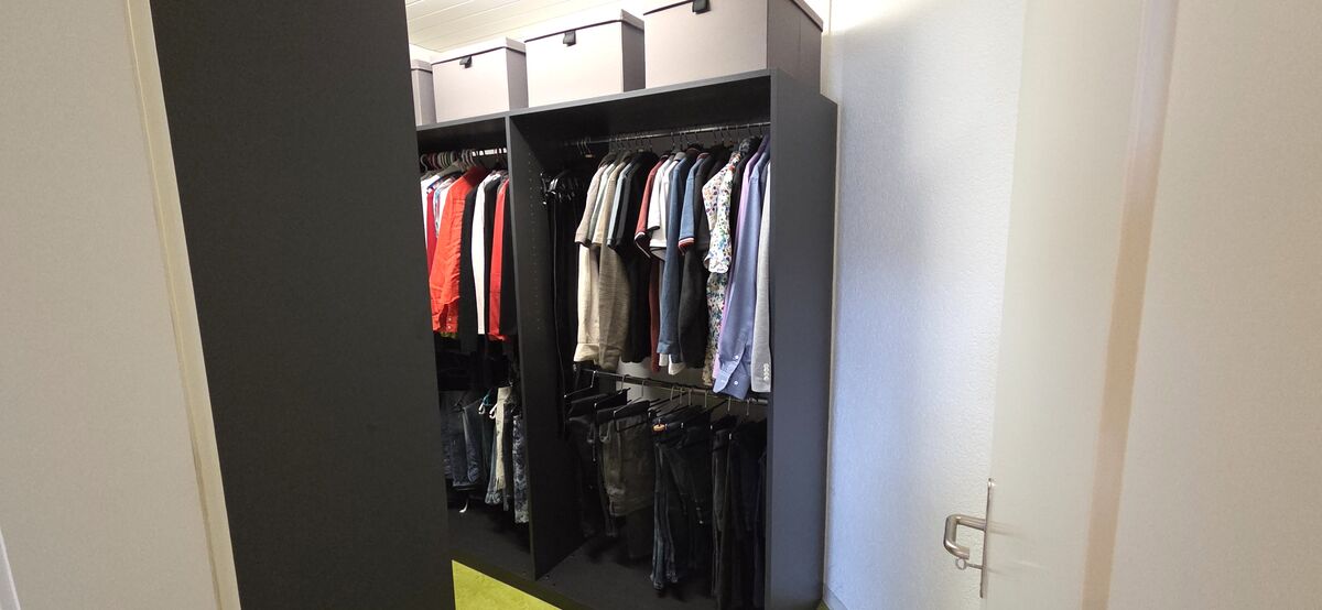 Ankleidezimmer mit offenen Kleiderschränken