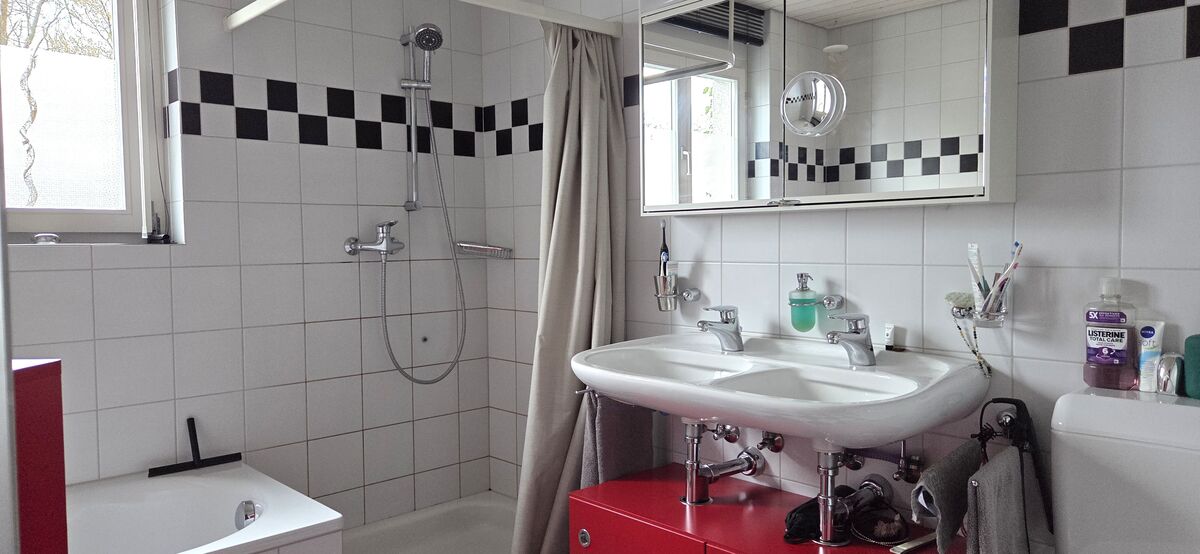 Modernes Badezimmer mit Badewanne und Doppelwaschtisch