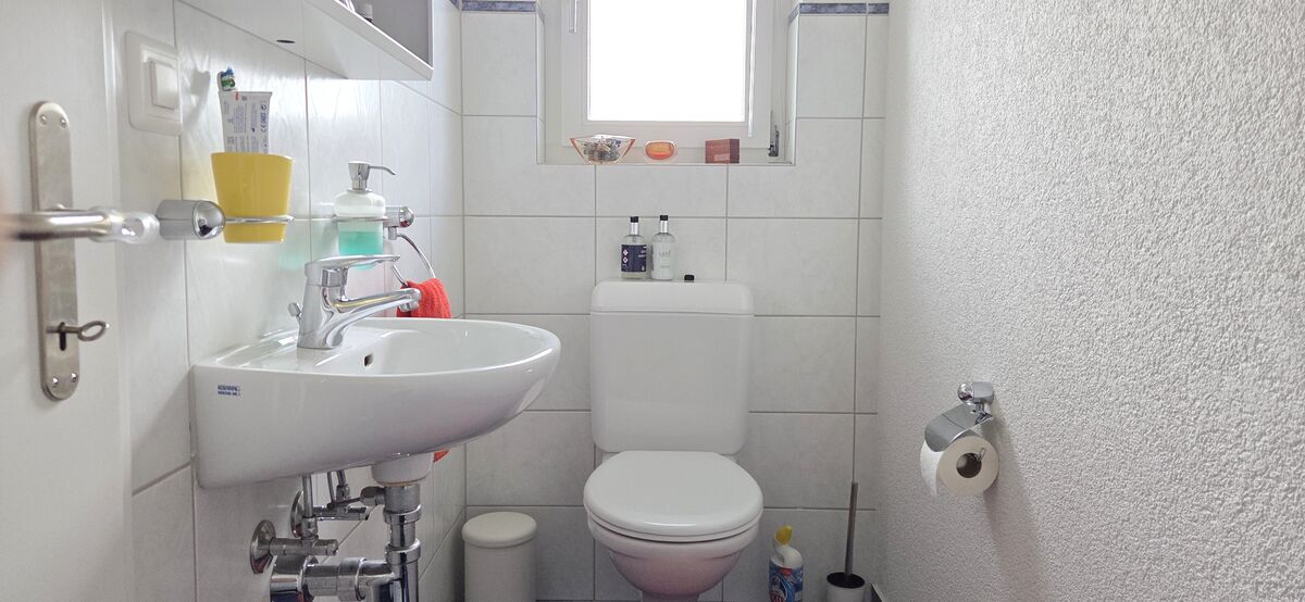 Kleines Gäste-WC mit Waschbecken und WC