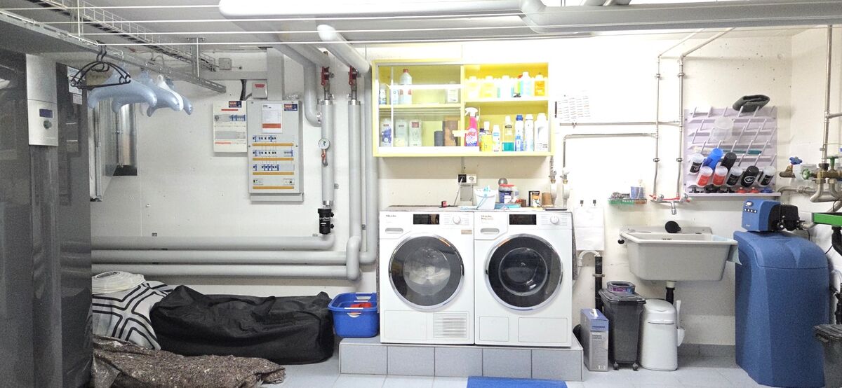 Hauswirtschafts- bzw. Technikraum mit Waschmaschinen und Installationen