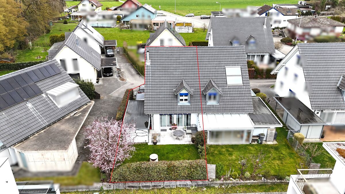Luftaufnahme eines Einfamilienhauses mit Garten