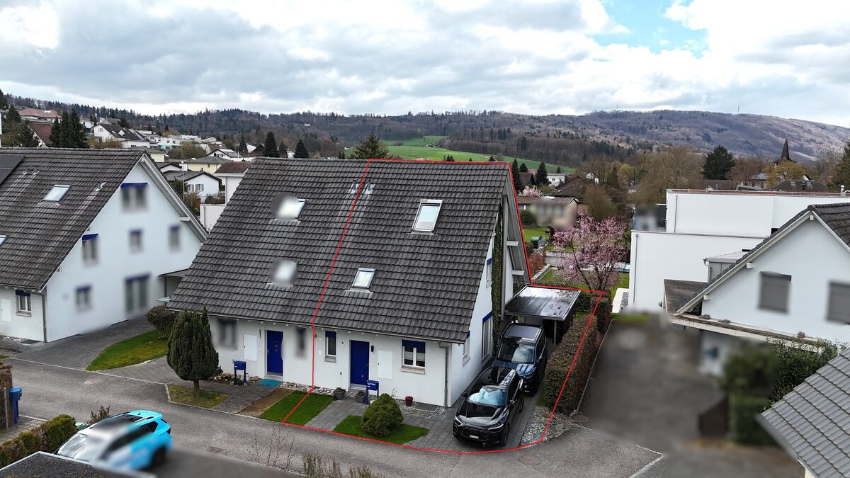 Wohnhaus mit Satteldach und Carport
