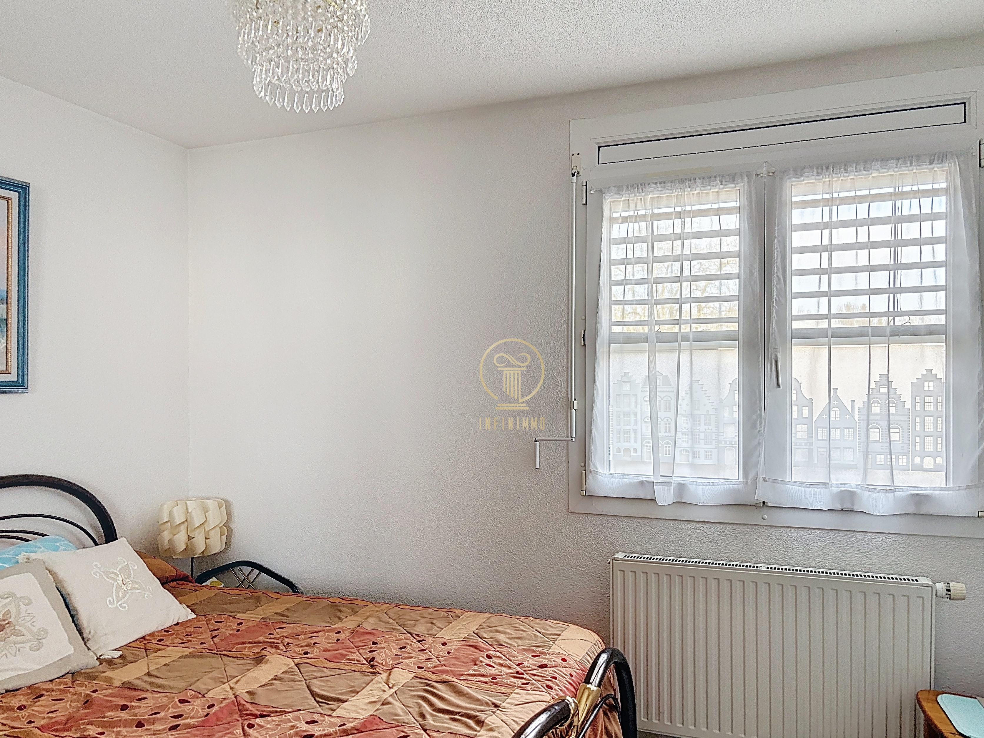 Helles Schlafzimmer mit Fenster und Heizkörper