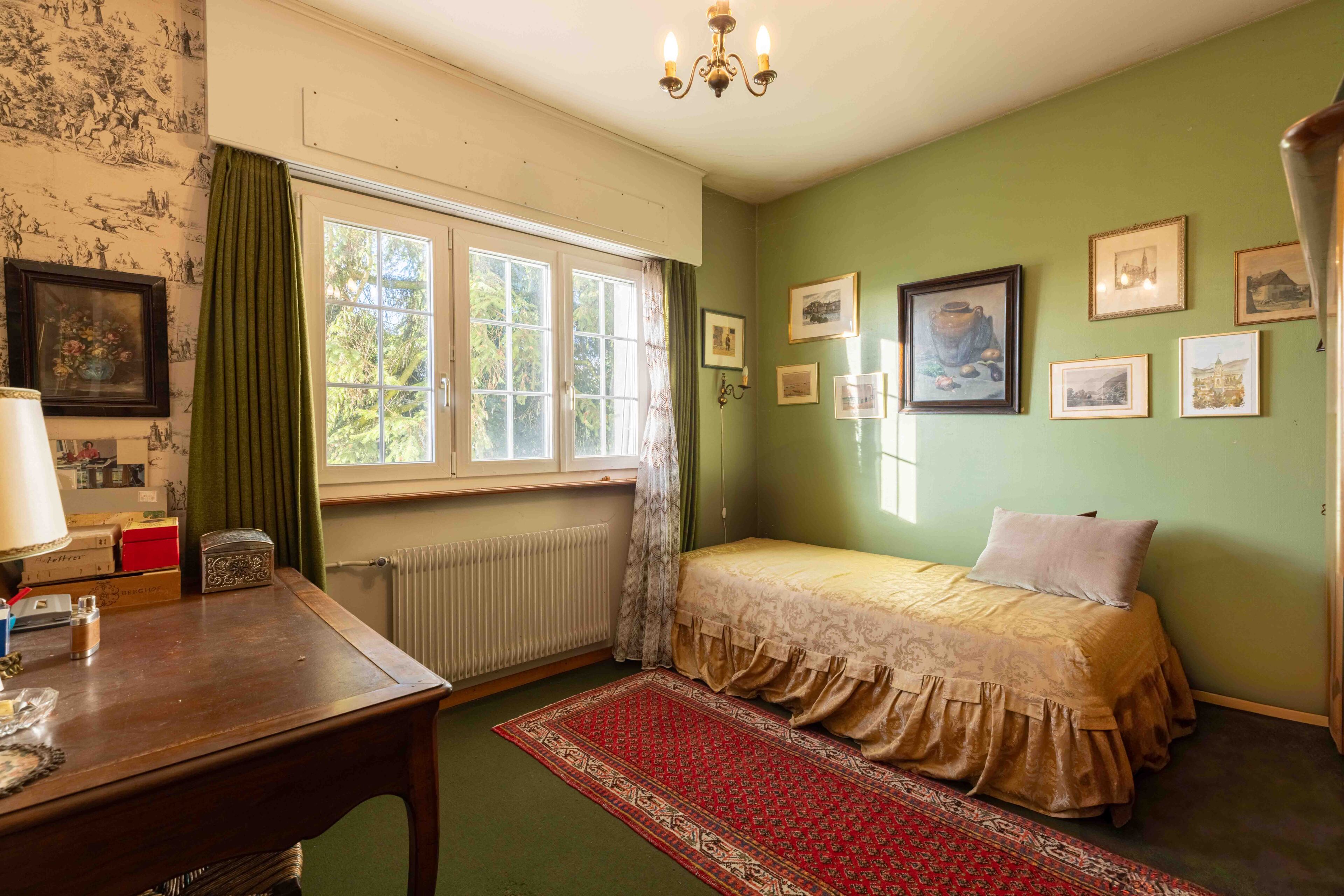 Kleines Schlafzimmer mit traditioneller Einrichtung
