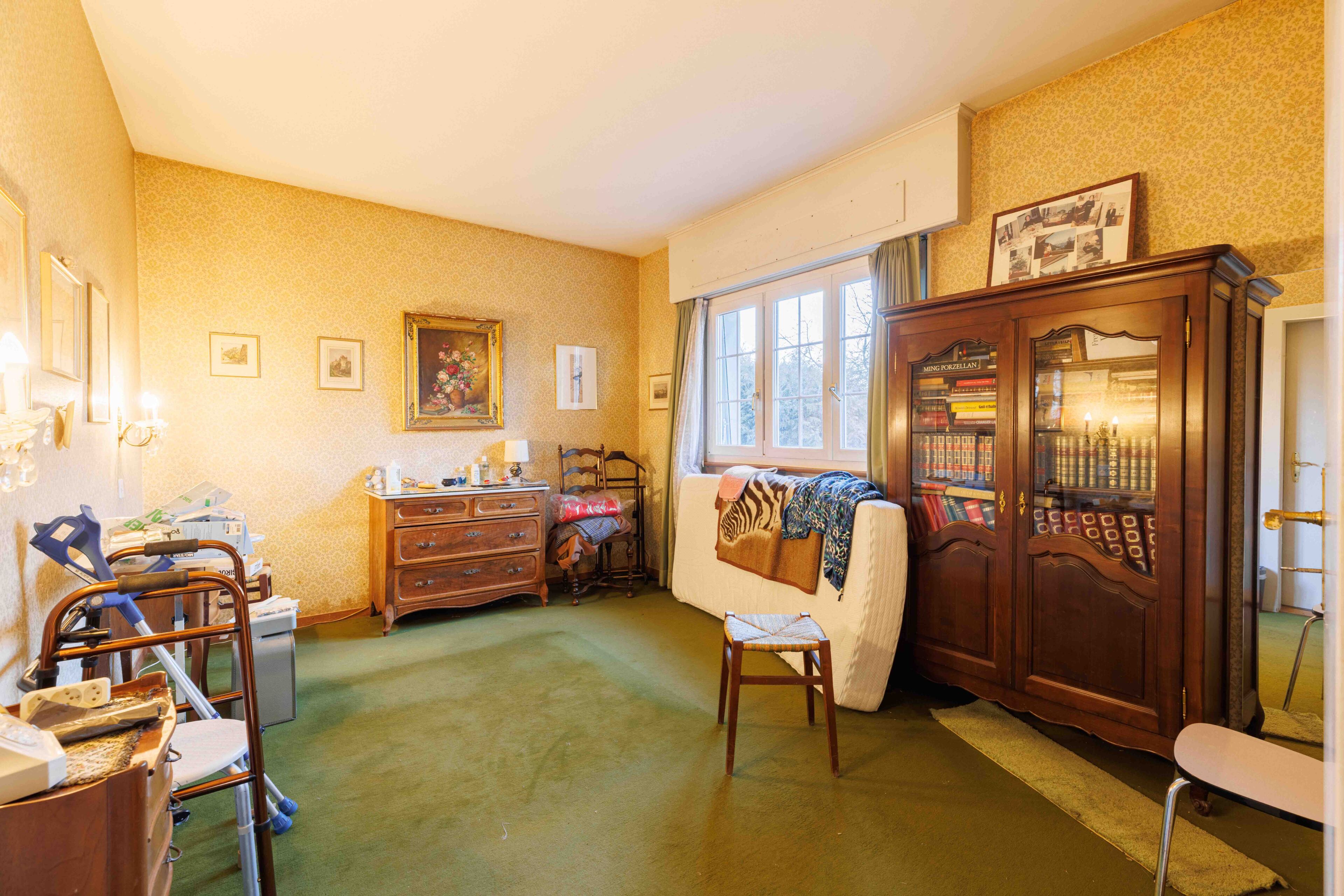 Klassisches Schlafzimmer mit Teppich und antiken Möbeln