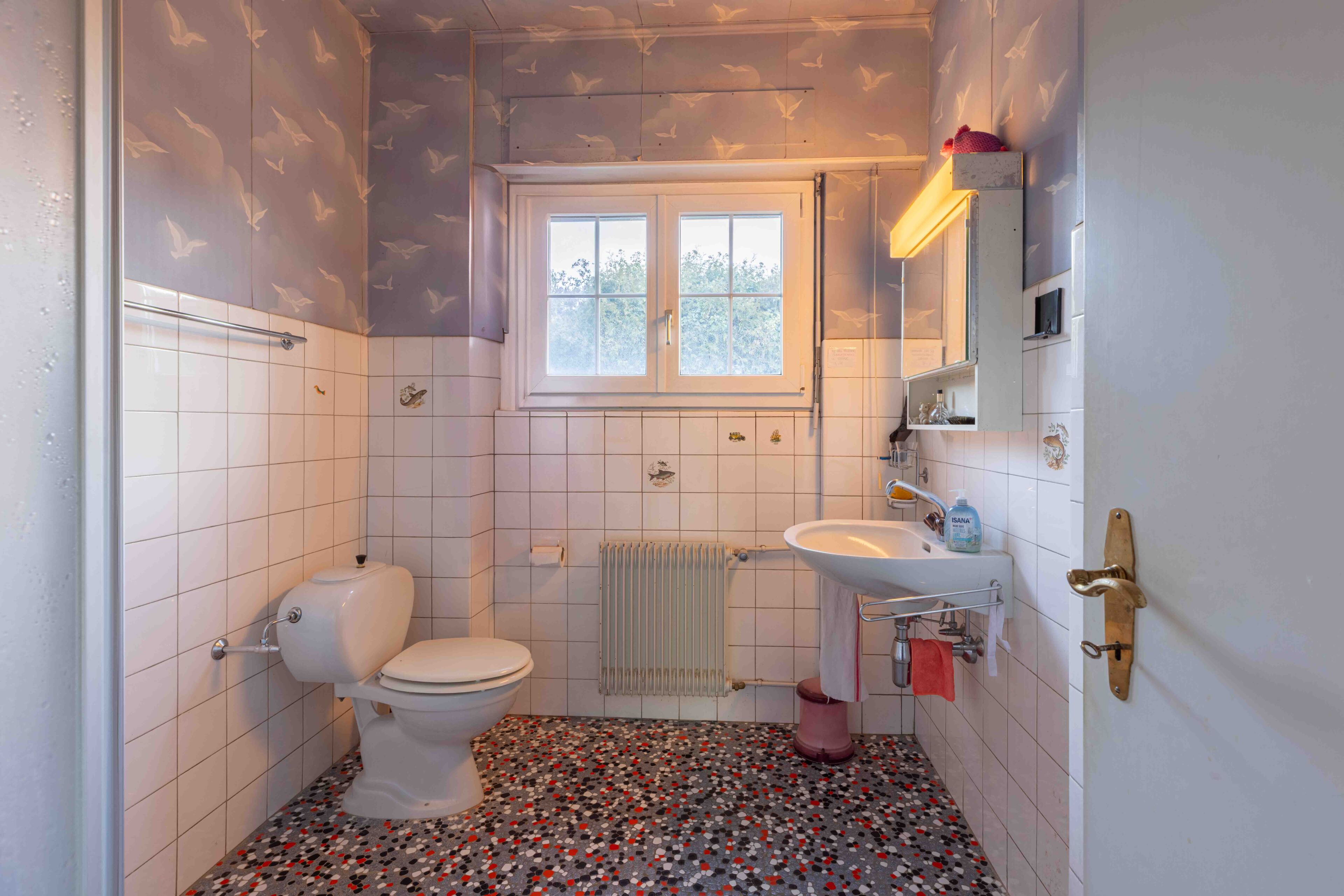 Kleines Badezimmer mit WC und Fenster