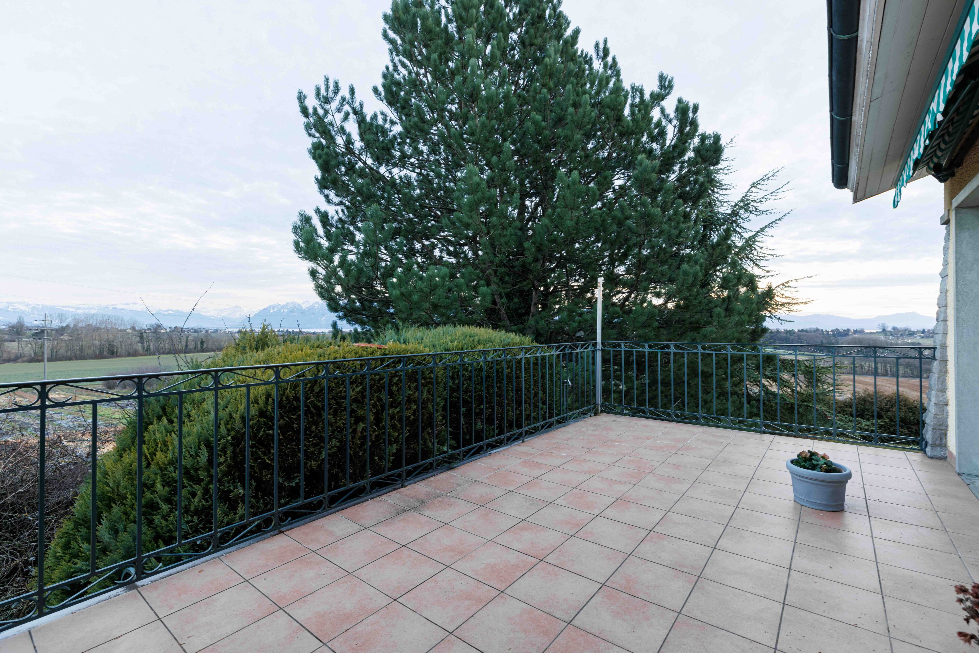 Balkon mit Berg- und Landschaftsblick