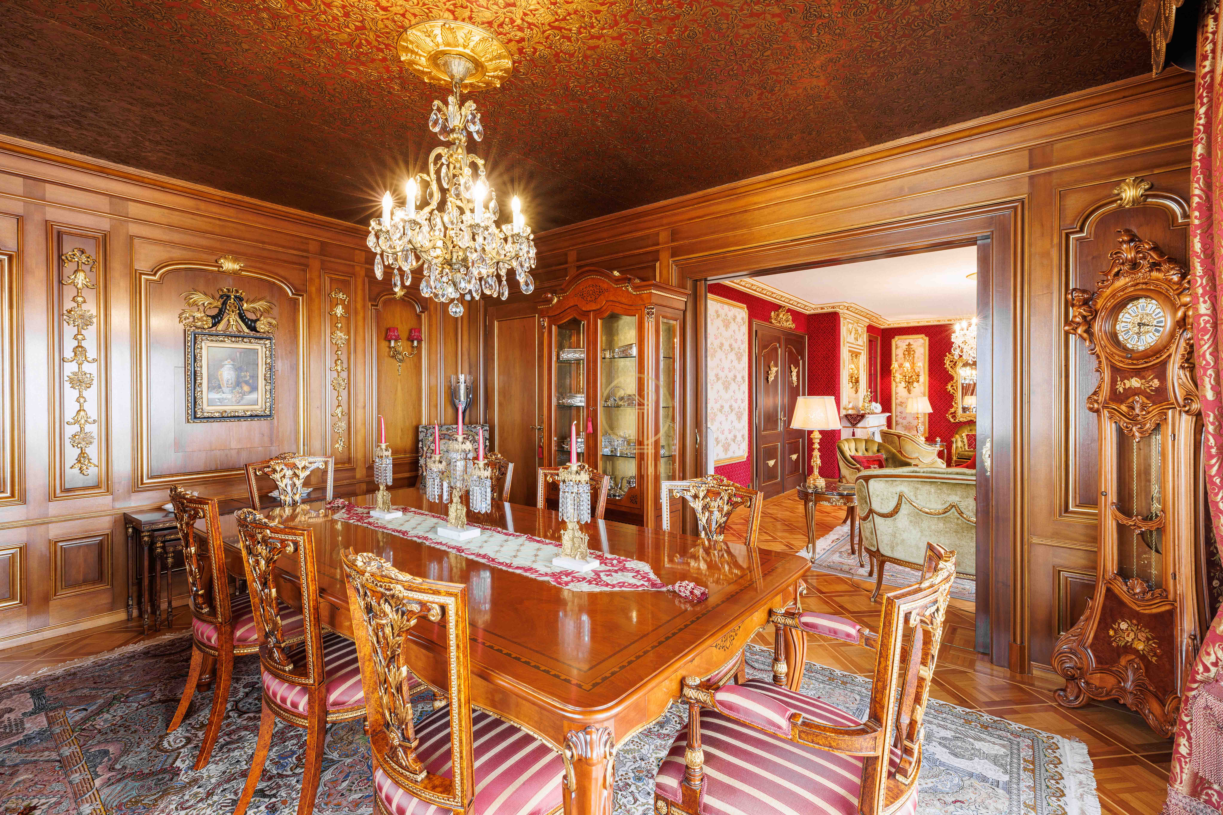 Prächtiges Esszimmer im Barockstil