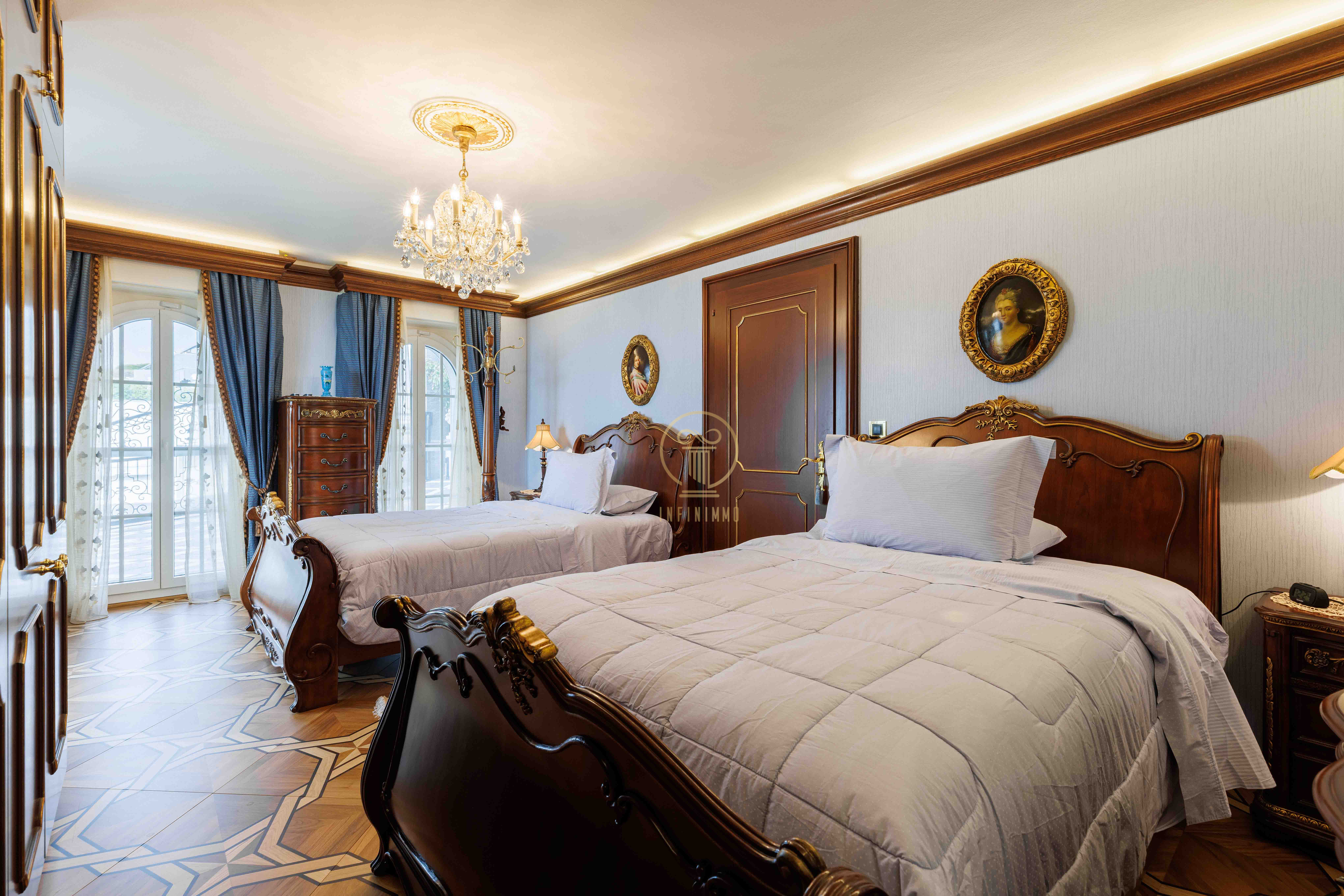 Klassisches Schlafzimmer mit zwei Einzelbetten