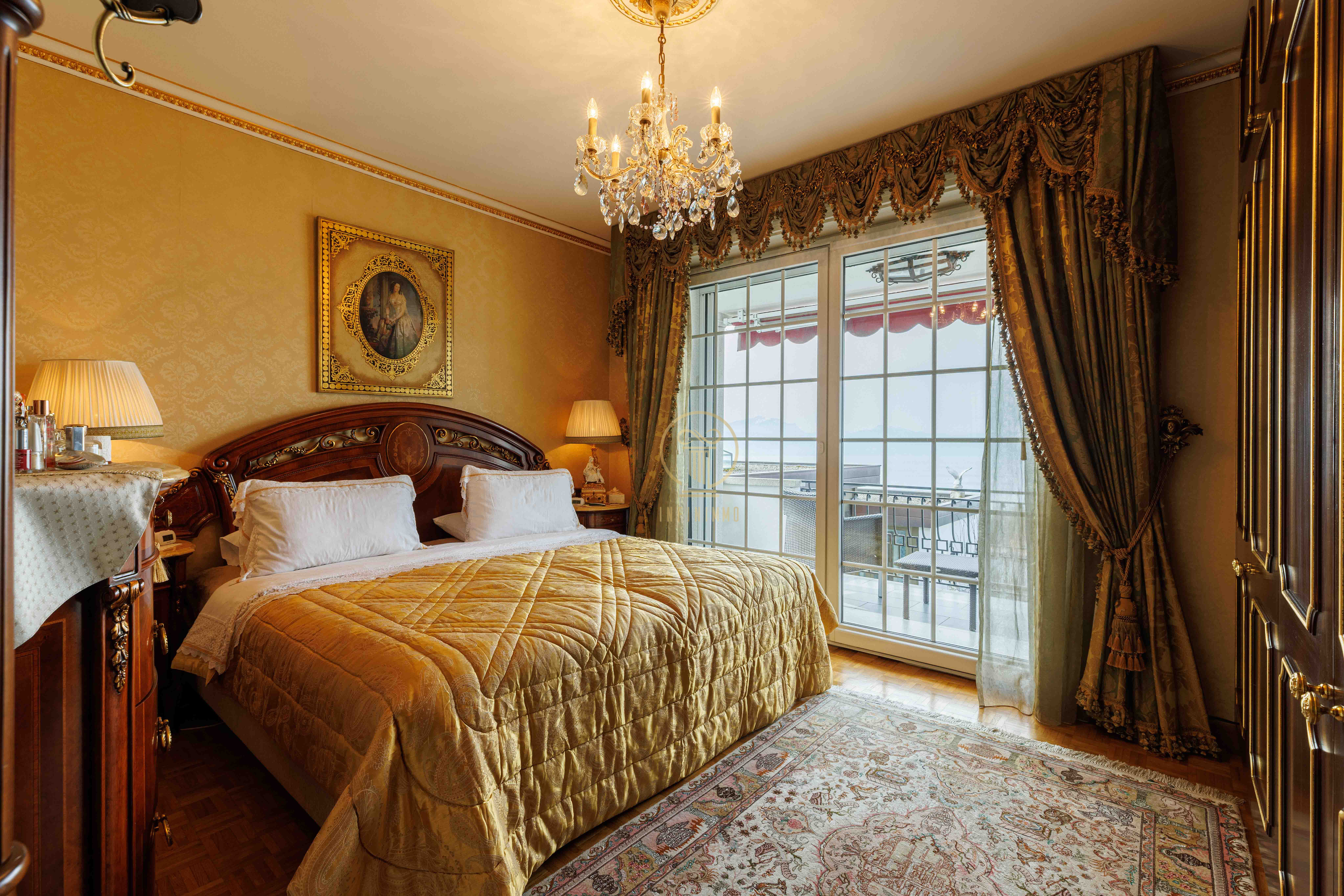 Luxuriöses Schlafzimmer im klassischen Stil