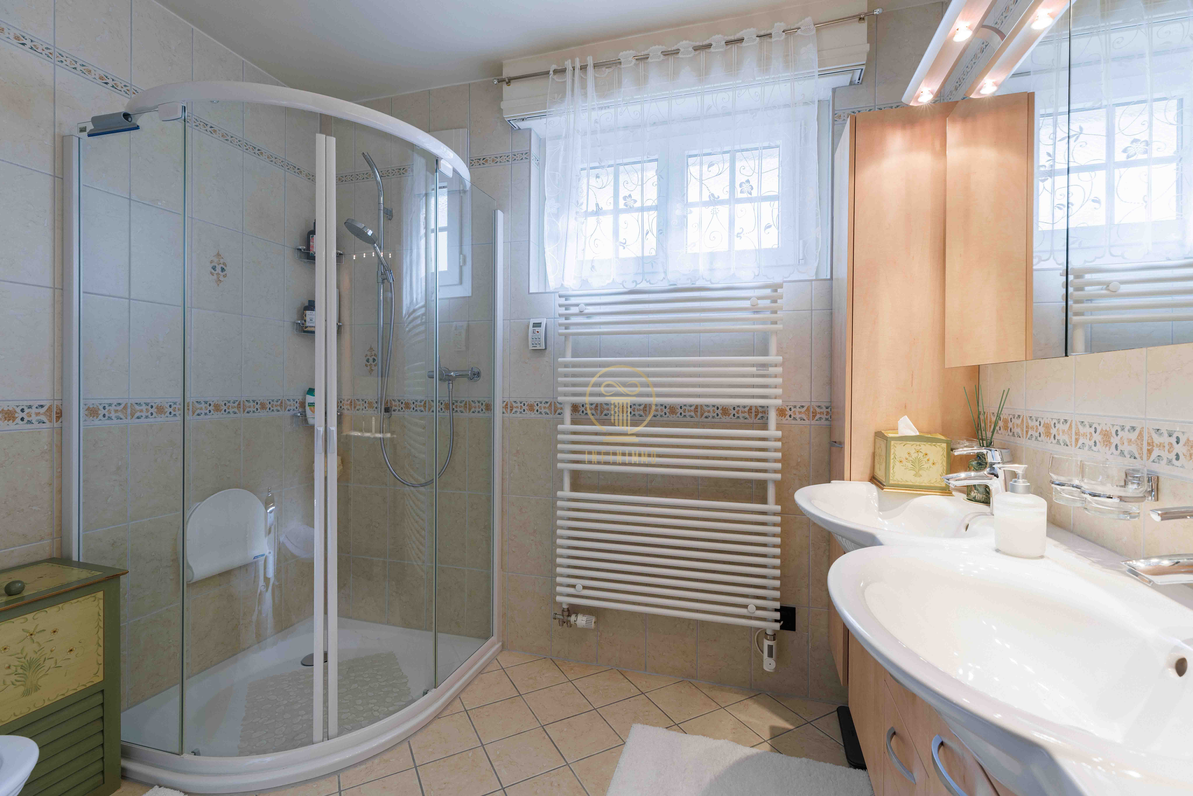 Helles Badezimmer mit Dusche und Doppelwaschtisch