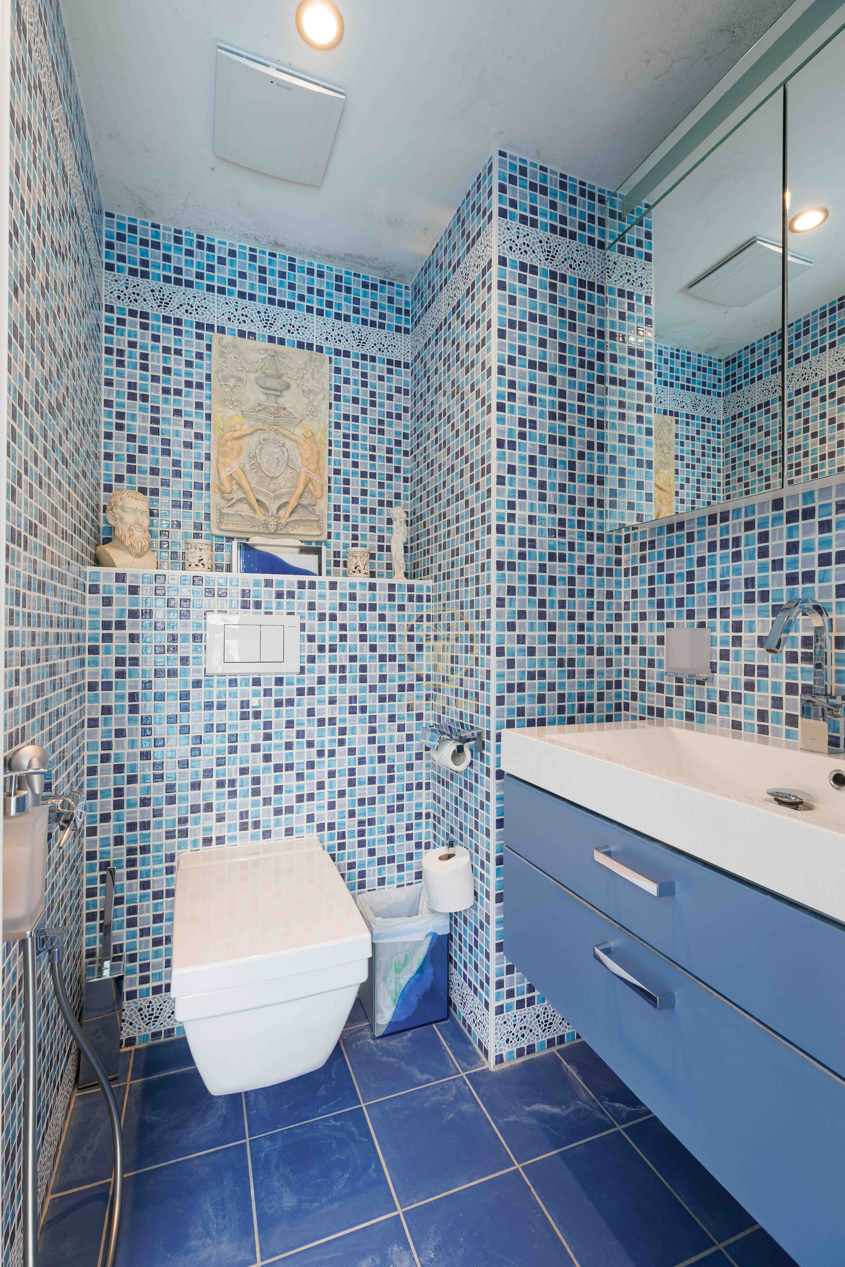 Modernes Gäste-WC mit blauem Mosaik