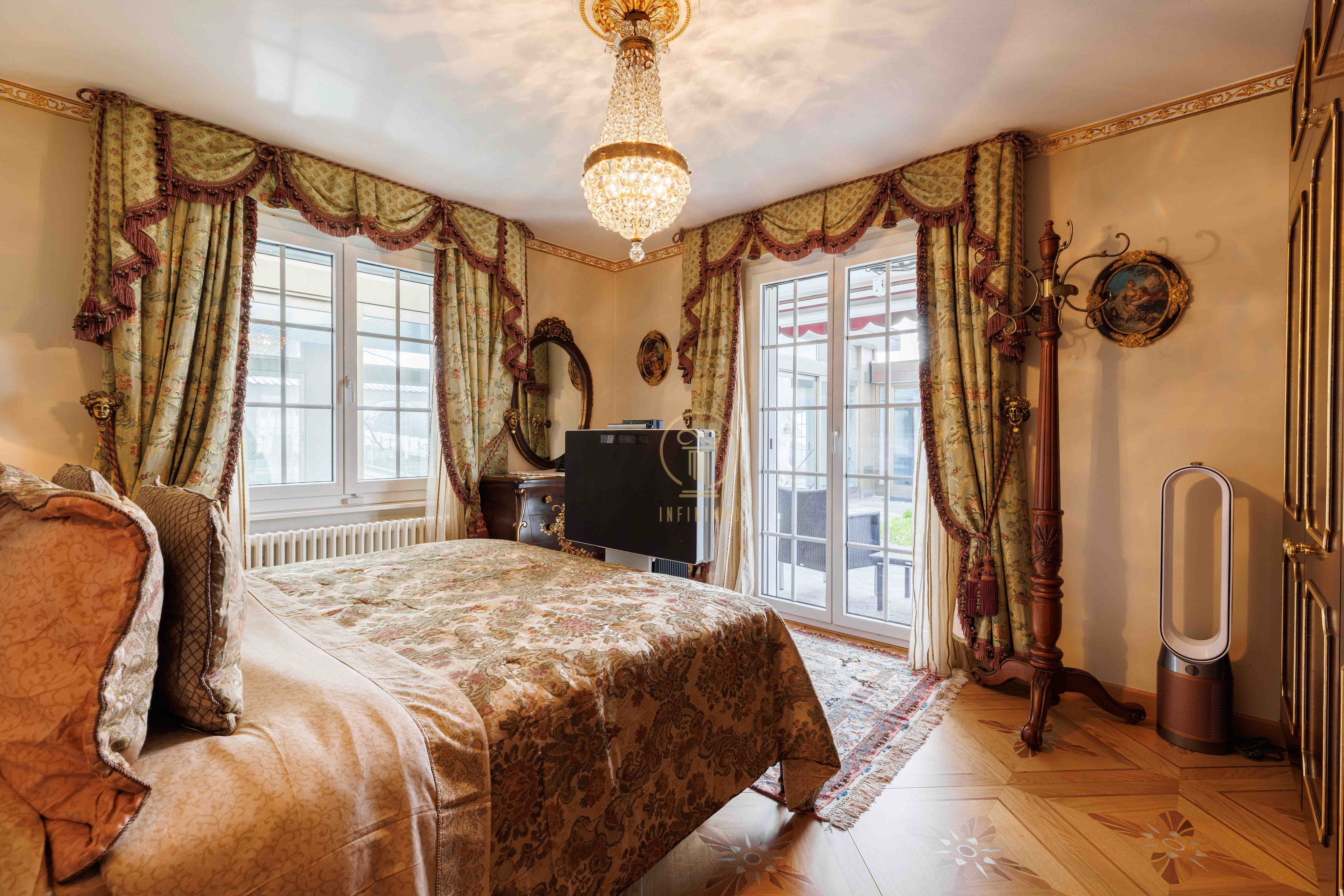Klassisches Schlafzimmer mit opulenter Ausstattung
