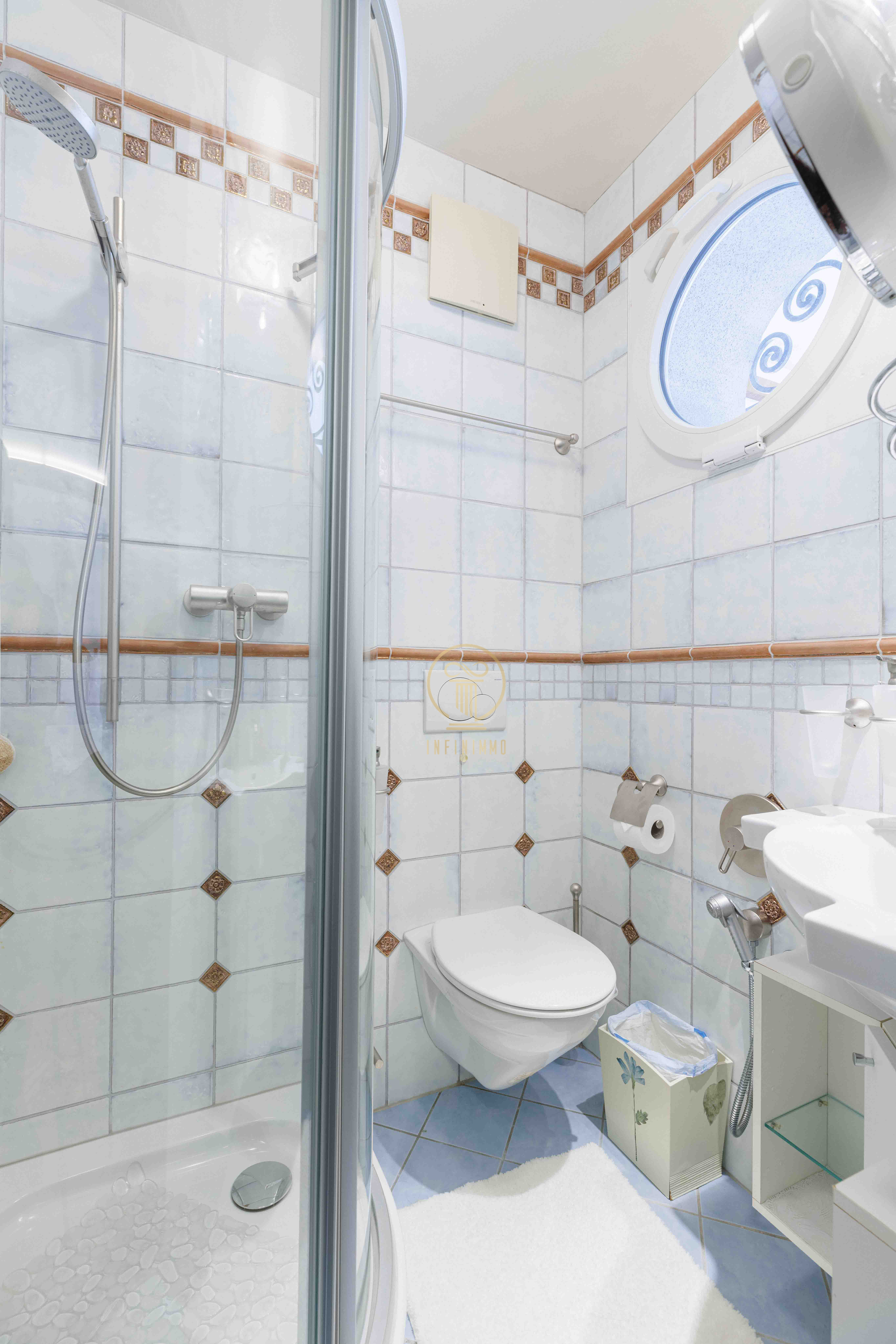 Kompaktes Badezimmer mit Dusche und WC