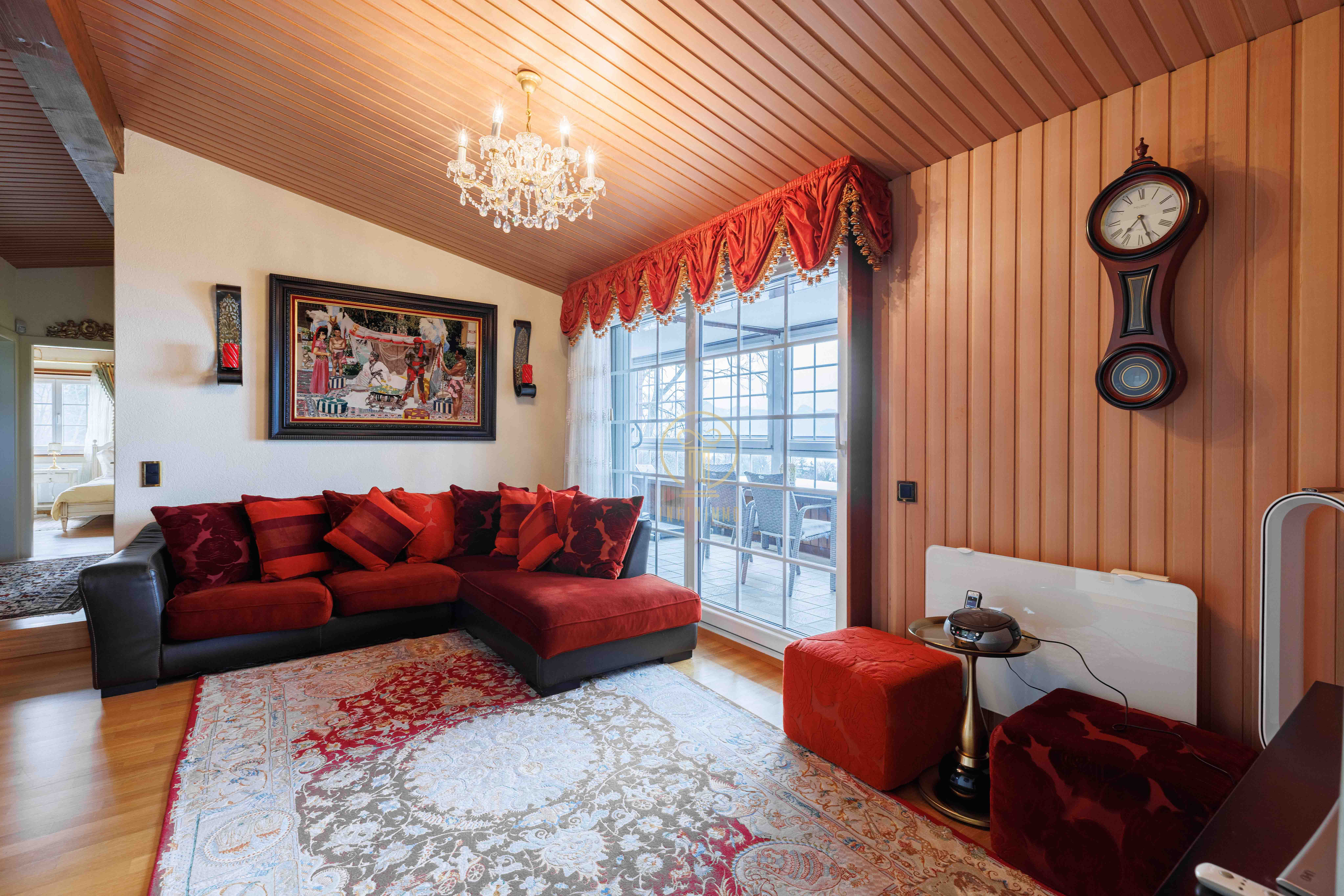 Wohnzimmer mit Balkonzugang und klassischer Einrichtung