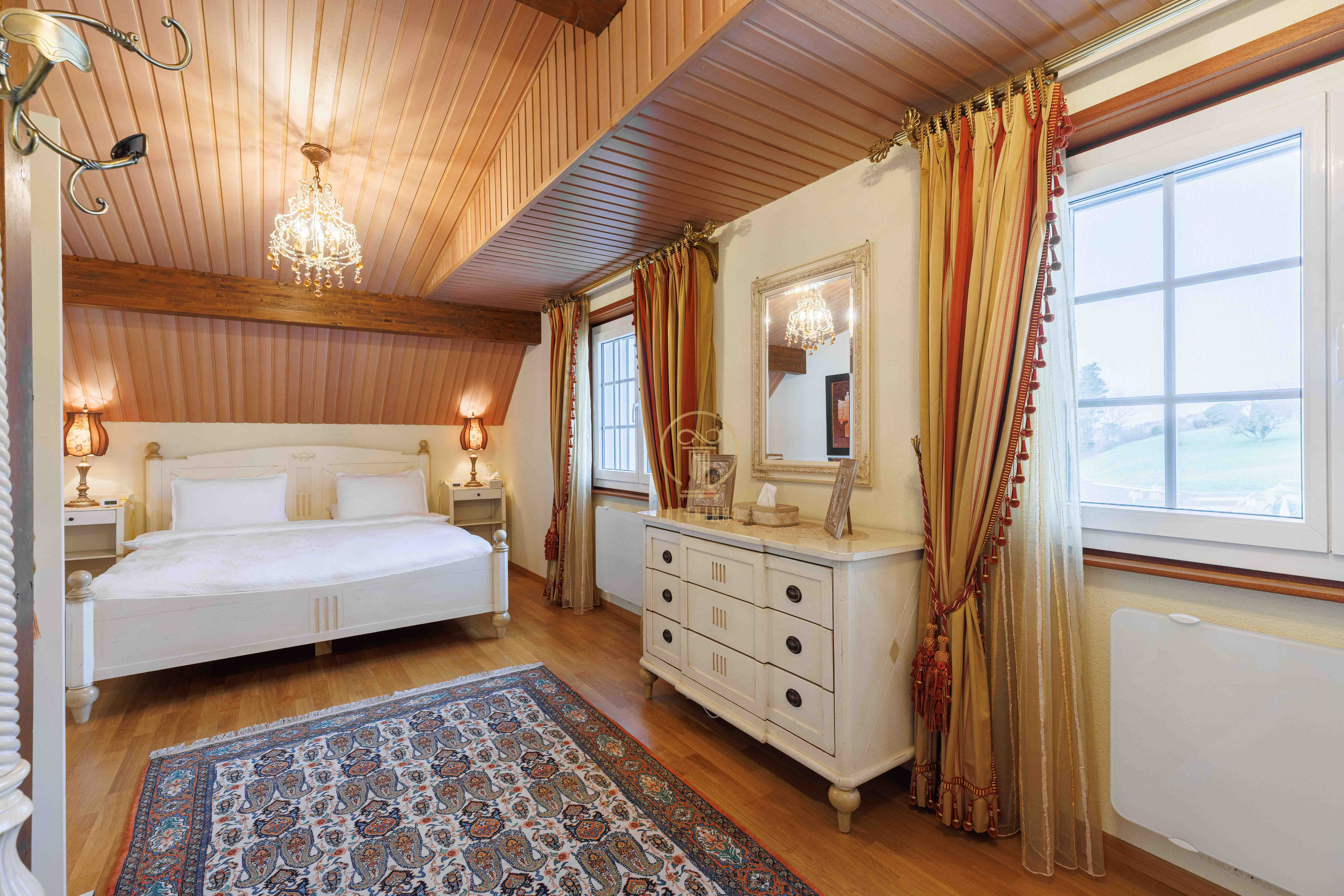 Elegantes Schlafzimmer mit Dachschräge