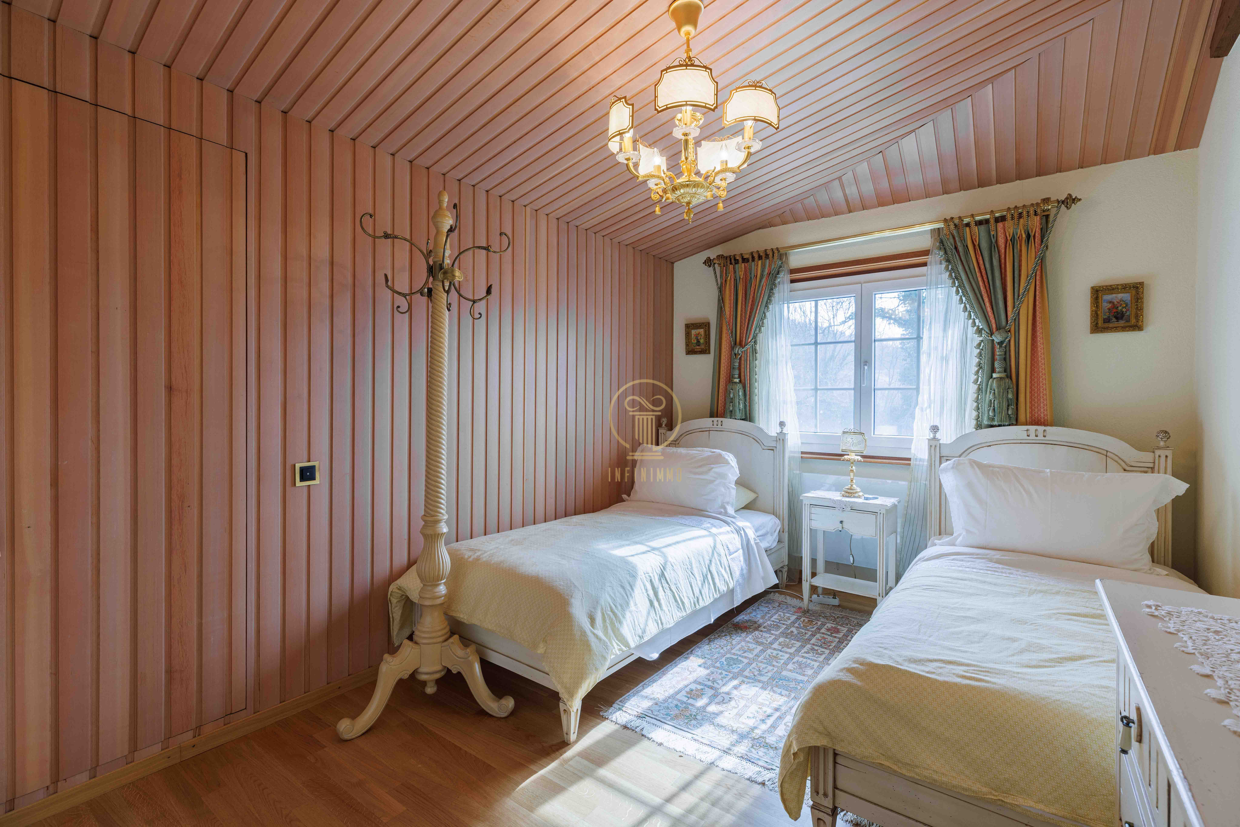 Kleines Schlafzimmer mit zwei Einzelbetten