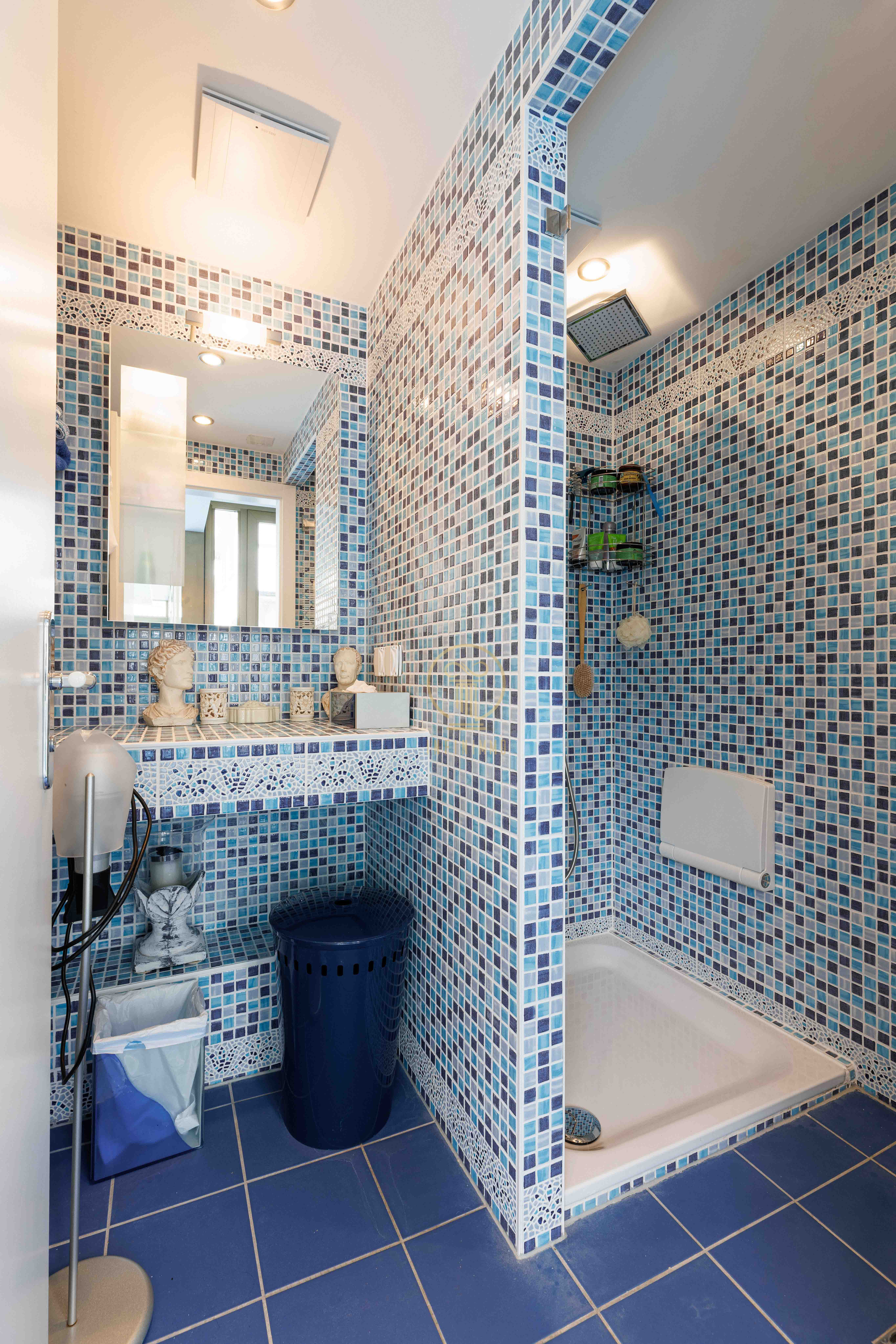 Bunt gefliestes Badezimmer mit Dusche