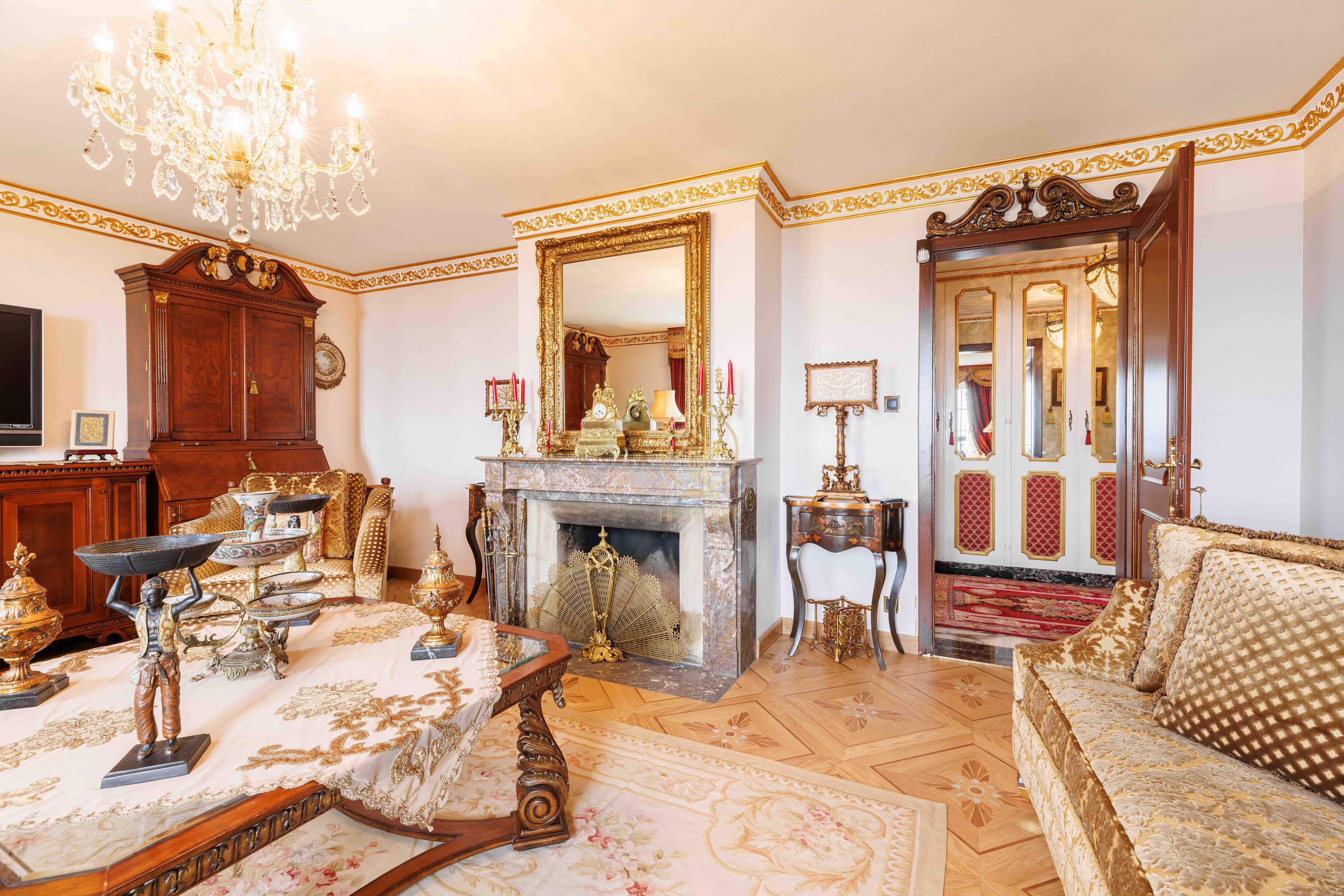 Opulentes Wohnzimmer mit Kamin und klassischer Ausstattung