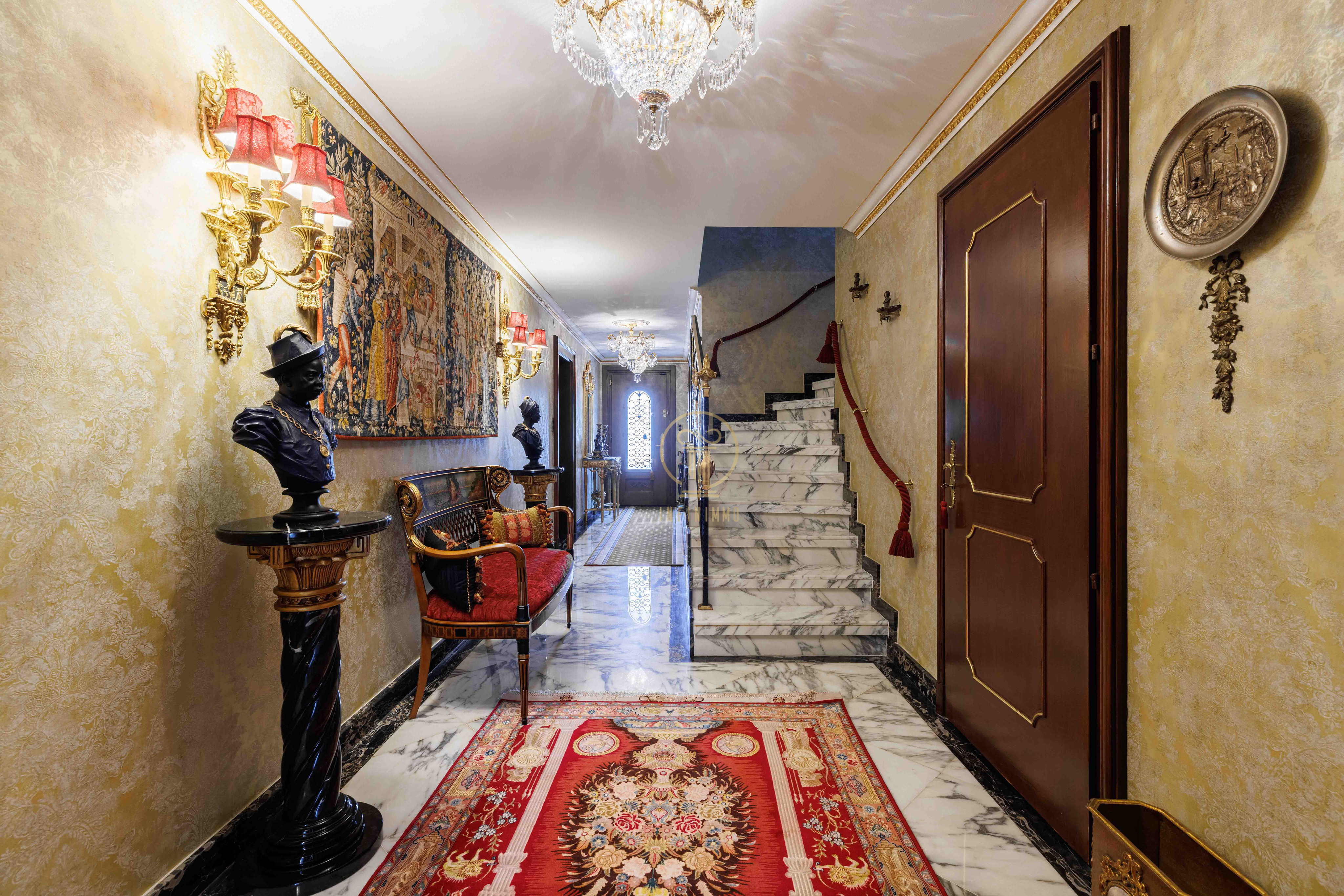 Opulenter Flur mit Treppe